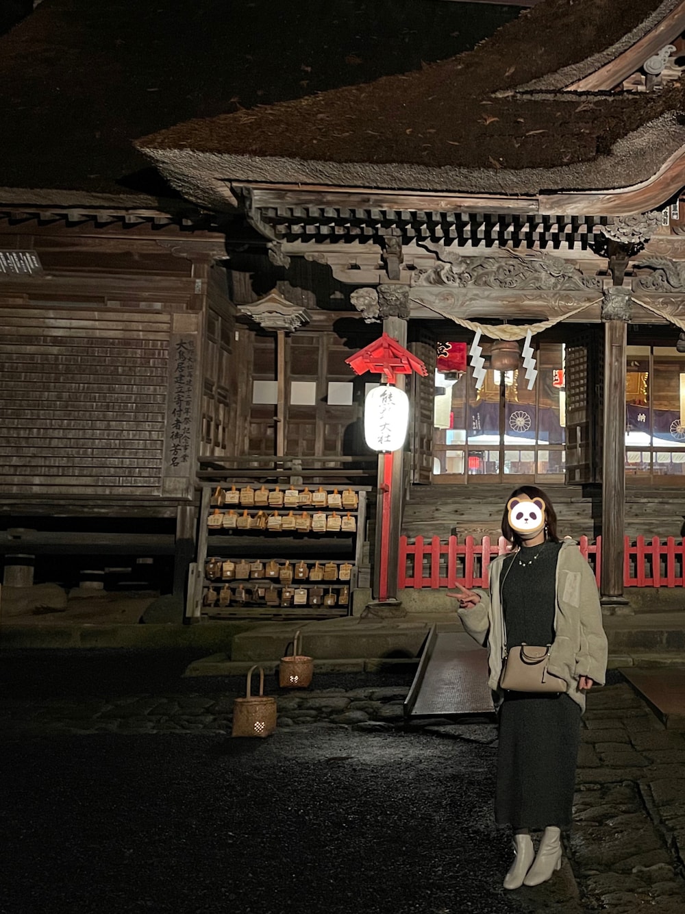 「休日コーデ、旅行、ニットワンピース、アンディコール、アメリカンホリック、ボア、ボアブルゾン、白ブーツ、お出かけコーデ」｜「COACHのアイテム（バッグ、ベージュ系）」を使った、utaseさん（レディース・157cm）の冬コーディネートの1枚目の写真