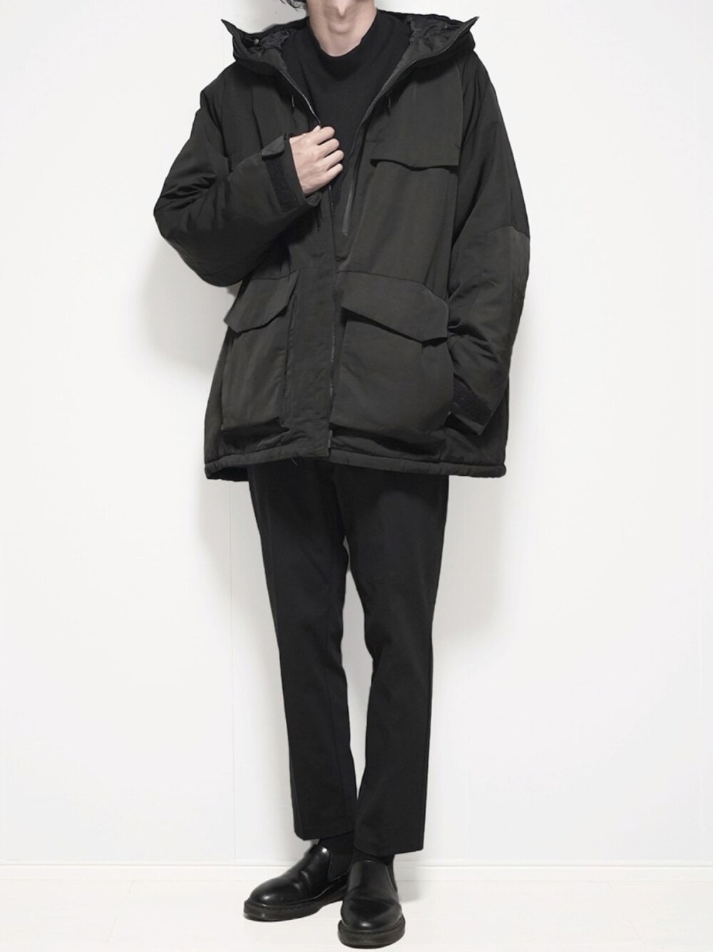 ブラック系のジャケット/アウター、ブラック系のTシャツ/カットソー、ブラック系のパンツを着用したメンズの秋コーディネートの1枚目の写真