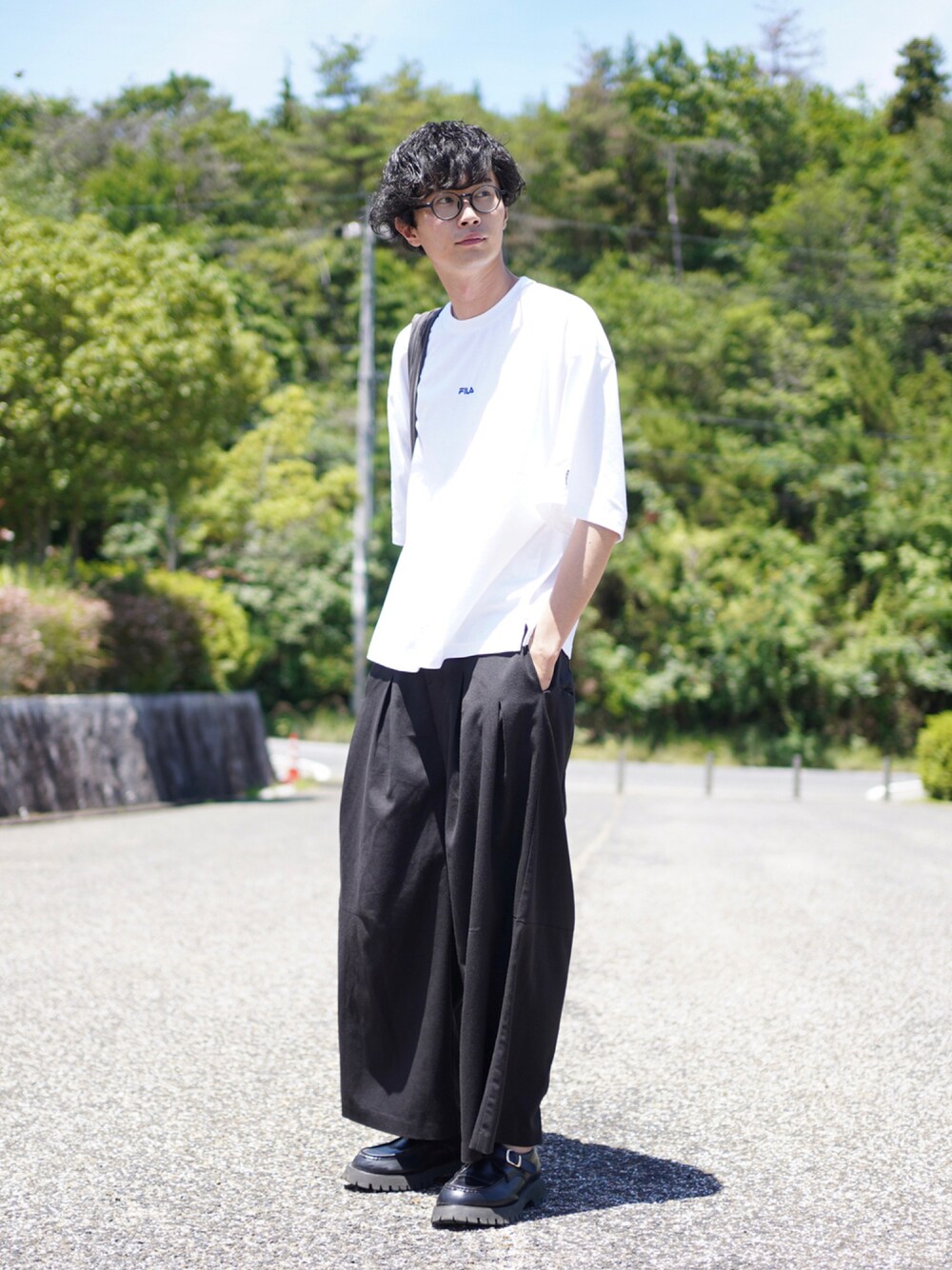 ホワイト系のTシャツ/カットソー、ブラック系のその他パンツ、ブラック系のローファーを着用したメンズの夏コーディネートの1枚目の写真