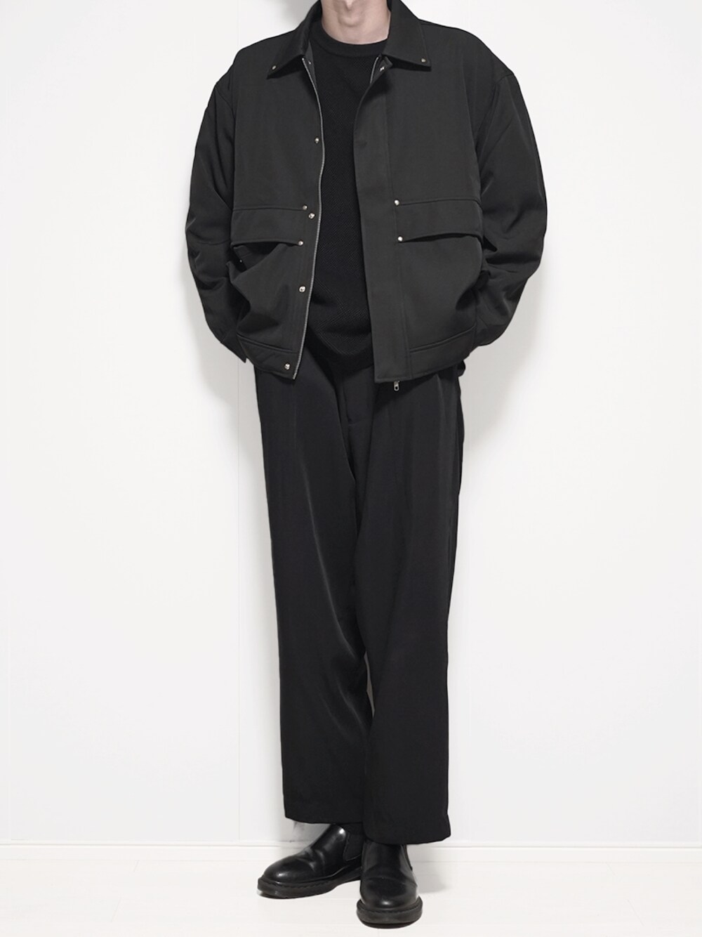 ブラック系のブルゾン、ブラック系のニット/セーター、ブラック系のセットアップを着用したメンズの秋コーディネートの1枚目の写真