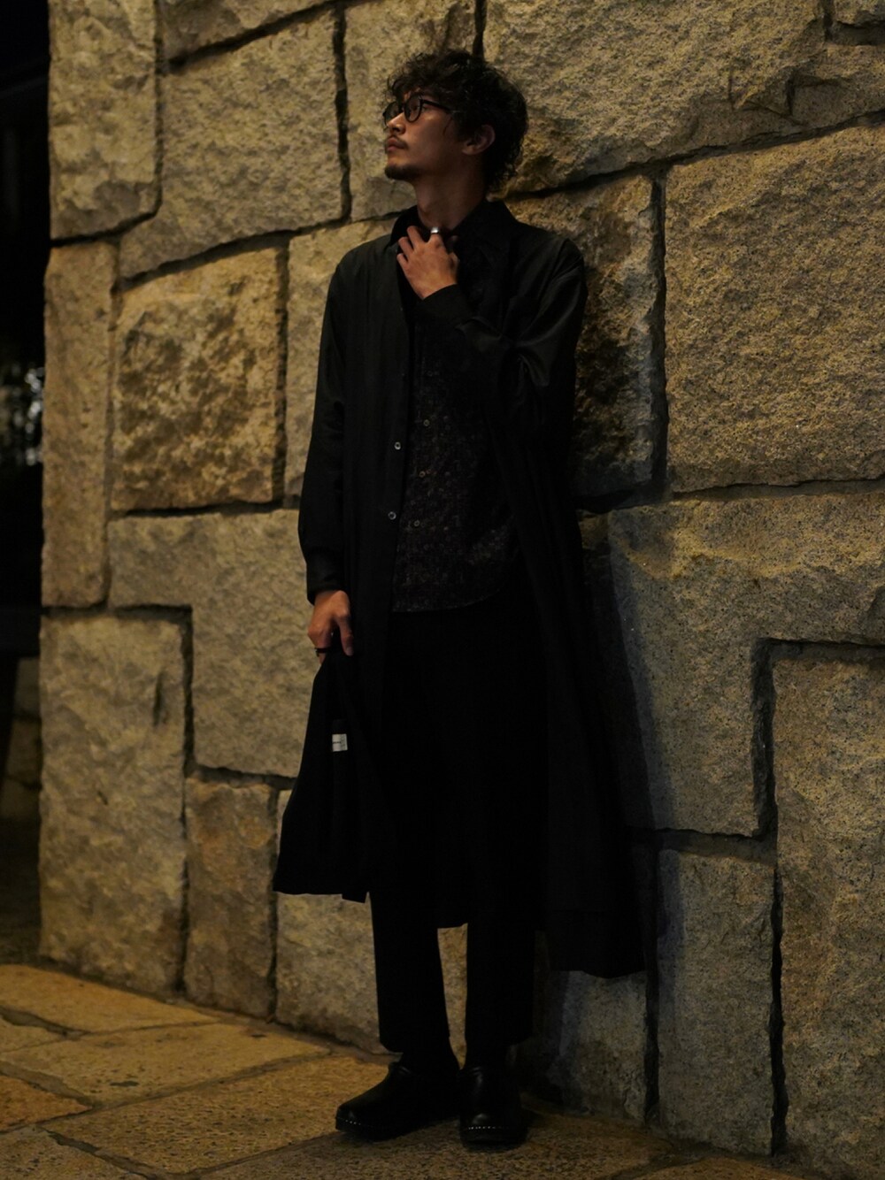 「ブラック、柄シャツ、ブラックコーデ、スラックス、オールブラック、ロングシャツ、モード系、モード、オールブラックコーデ、モード系男子」｜「CARETTEの【decontractee】ロングシャツ（シャツ/ブラウス、ブラック系）」を使った、Tomさん（メンズ・186cm）の秋コーディネートの1枚目の写真