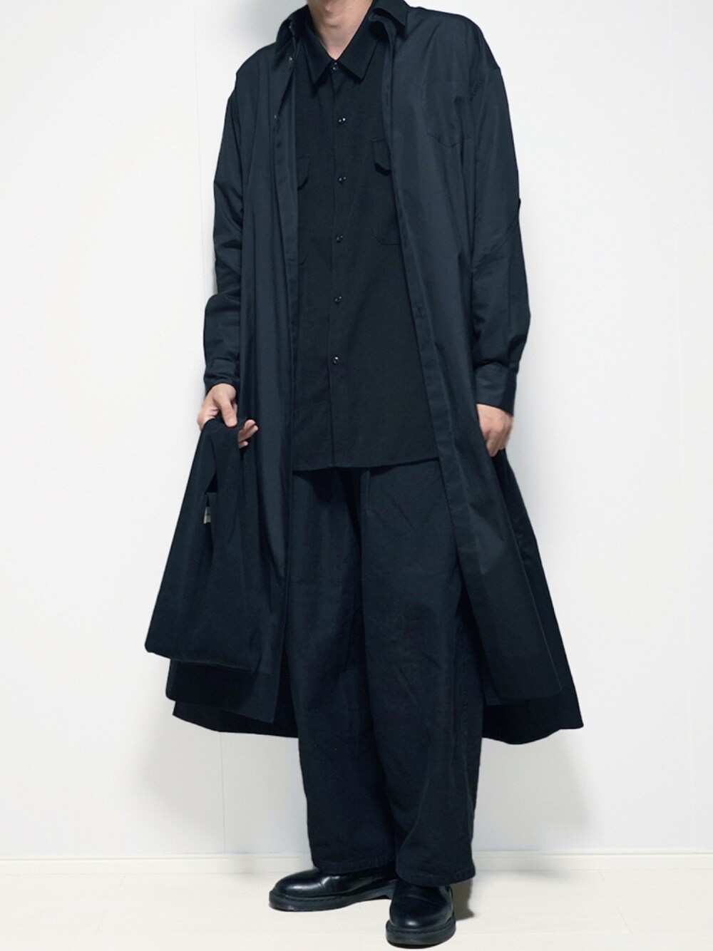 「デニム、ブラック、ブラックコーデ、オールブラック、ロングシャツ、モード系、ワイドパンツ、革靴、モード、ドメスティックブランド、シャツオンシャツ、ワイドデニム、秋コーデ、秋冬コーデ、革靴コーデ」｜「LILLの【セットアップ】ポリトロツイルCPOビッグシルエットシャツジャケット＆ベルト付きワイドパンツ　SET-UP（シャツ/ブラウス、ブラック系）」を使った、Tomさん（メンズ・186cm）の秋コーディネートの1枚目の写真
