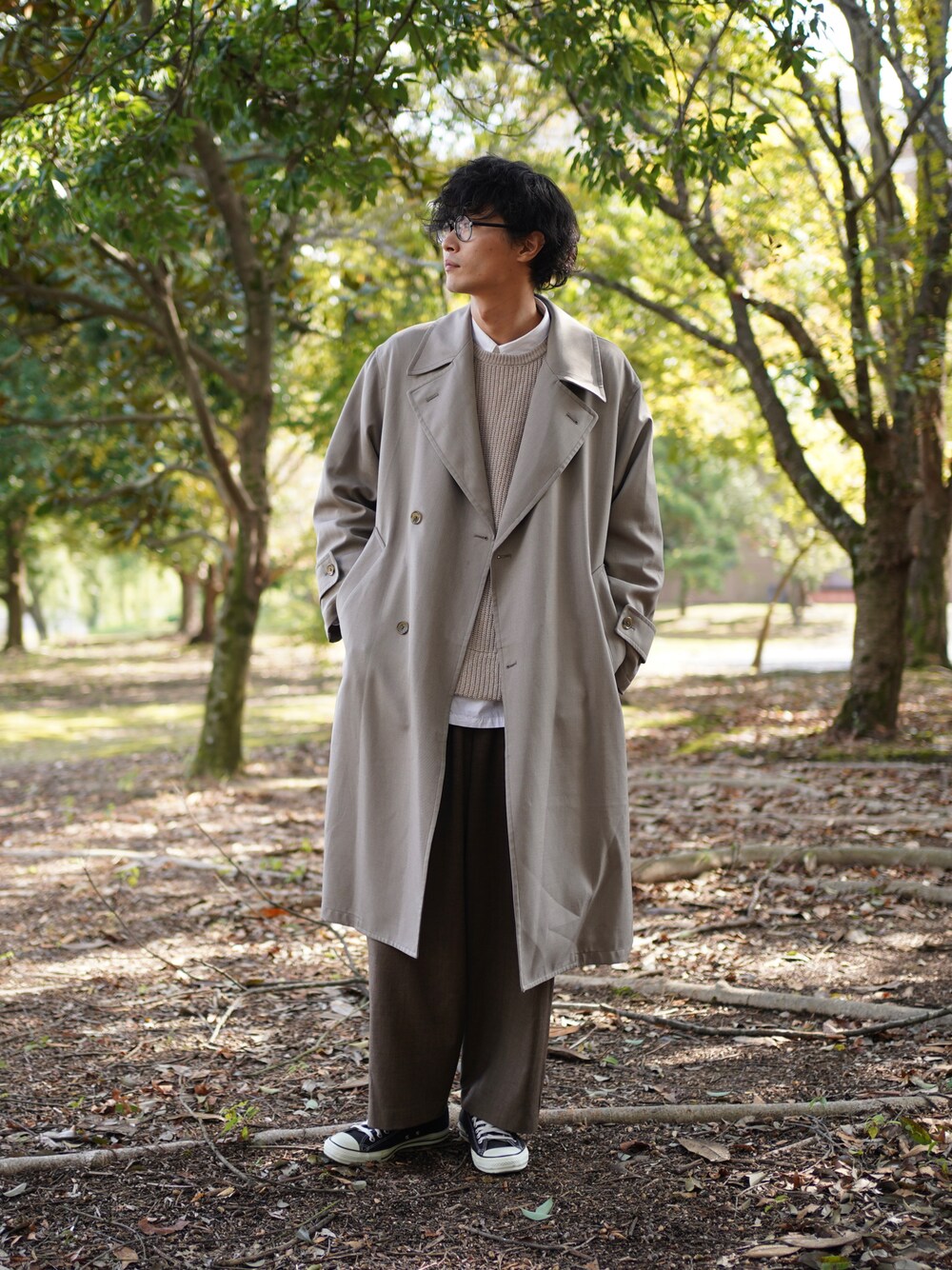 「大人カジュアル、ワイドパンツ、ロングコート、レイヤードスタイル、レイヤード、ベージュ、ベージュコーデ、白シャツ、ニット、秋、コンバース」｜「shiki tokyoのOVERSIZED SIDERACE STITCH KNIT / オーバーサイズサイドレースステッチニット（ニット/セーター、ベージュ系）」を使った、Tomさん（メンズ・186cm）の秋コーディネートの1枚目の写真