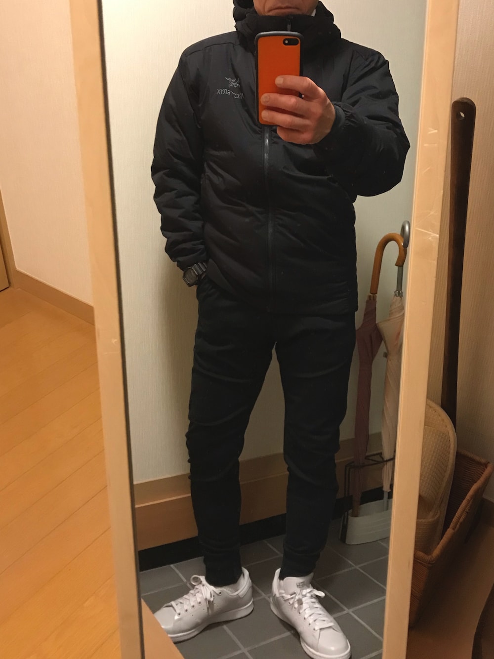 「休日スタイル、今日のオッサン、ARC'TERYX、ジョガーパンツ、スタンスミス、オールブラック」｜「NANO universeのStretch Tapered Rib PT（チノパンツ、ブラック系）」を使った、クリフジさん（メンズ・163cm）の秋コーディネートの1枚目の写真
