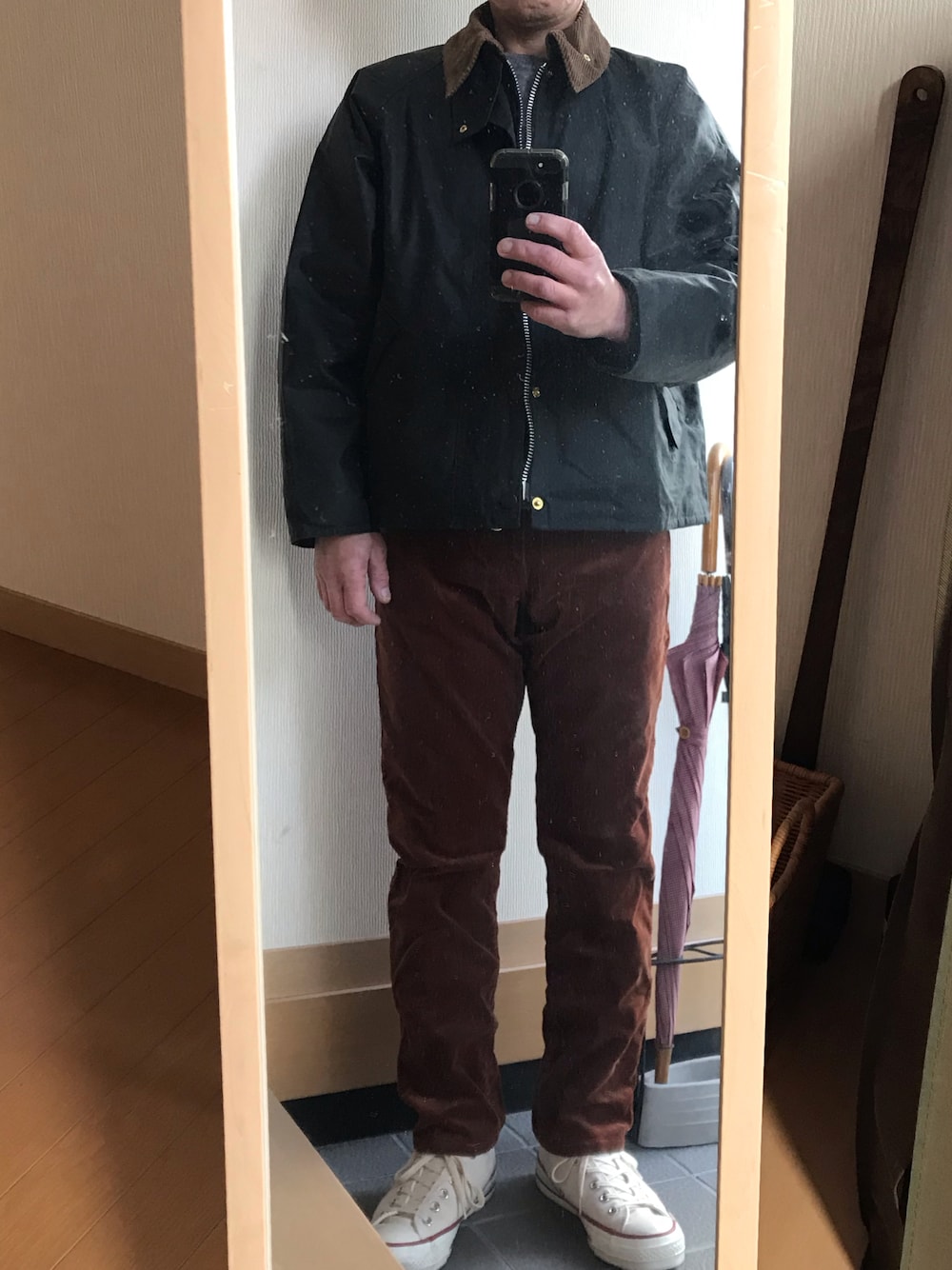 「大人カジュアル、休日スタイル、今日のオッサン、barbour、Barbour  TRANSPORT、Barbour 130周年記念モデル、G-SHOCK  GA-B2100、G-SHOCK、converse、converse made in JAPAN、コーデュロイパンツ、コーデュロイパンツ　ブラウン」｜「SHIPSのSHIPS: オイカワデニム縫製 カラー コーデュロイ 5ポケット パンツ（その他パンツ、ブラウン系）」を使った、クリフジさん（メンズ・163cm）の冬コーディネートの1枚目の写真
