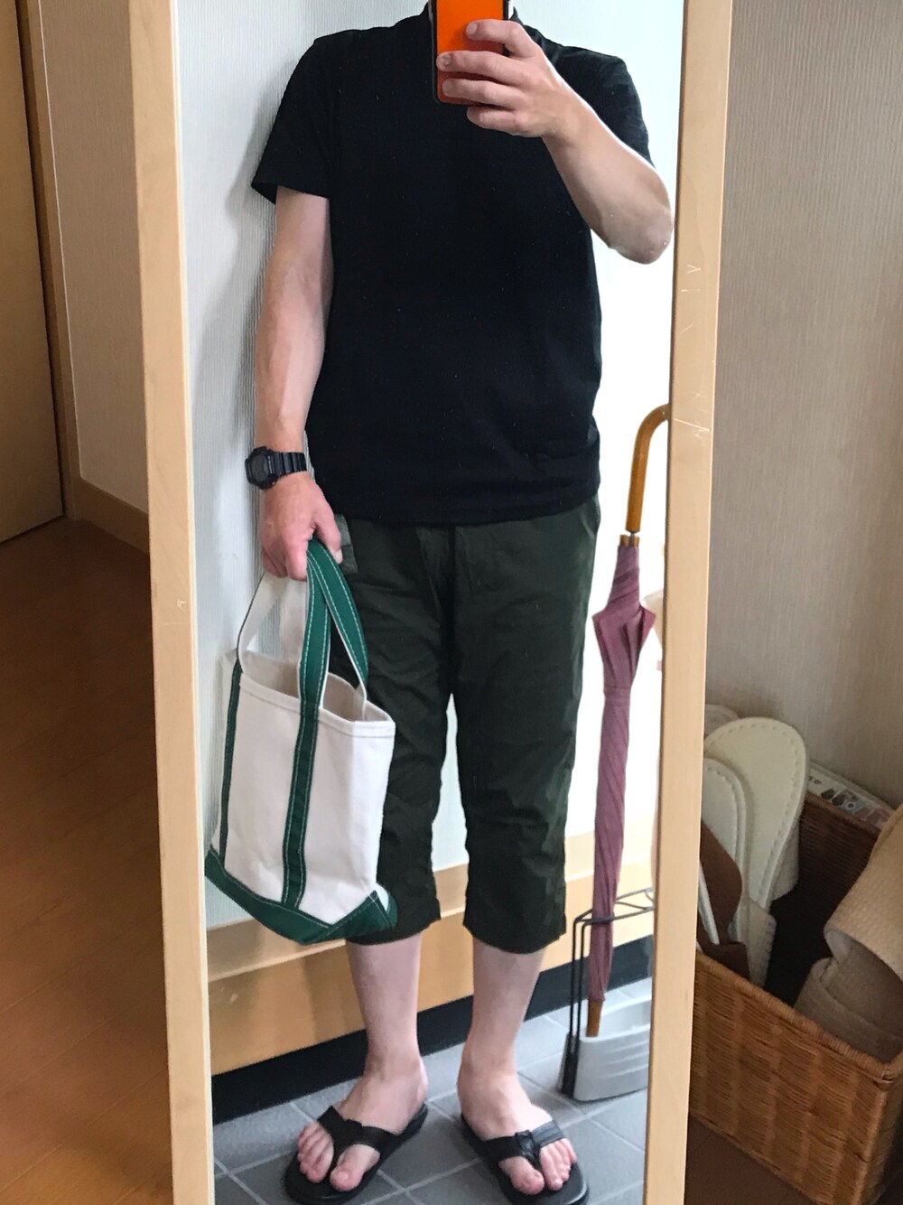 「シンプルコーデ、休日スタイル、今日のオッサン、GRAMICCI、ISLAND SLIPPER、Gショック、トートバッグ、LL.Bean、Tシャツ」｜「BEAUTY&YOUTH UNITED ARROWSの【WEB限定 WARDROBE SMART】 by クリア ガスコットン モックネック Tシャツ（Tシャツ/カットソー、ブラック系）」を使った、クリフジさん（メンズ・163cm）の夏コーディネートの1枚目の写真