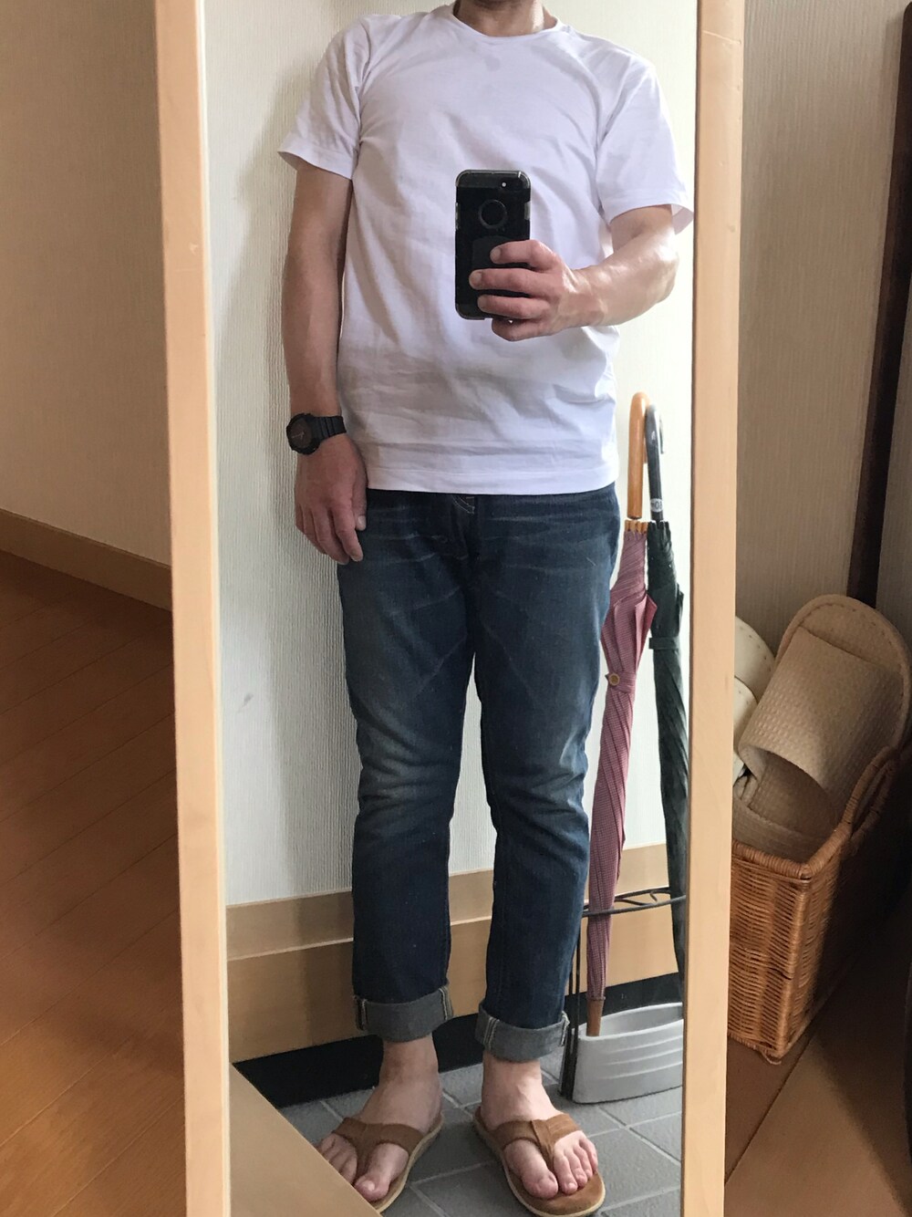 「休日スタイル、今日のオッサン、シンプルスタイル、まだまだ夏コーデ、白Tシャツ×デニム、G-SHOCK  GA-B2100、G-SHOCK、Lee、ISLAND SLIPPER」｜「BEAUTY&YOUTH UNITED ARROWSのハイゲージ ガスコットン クルーネック ショートスリーブ Tシャツ ‐抗菌・防臭‐（Tシャツ/カットソー、ホワイト系）」を使った、クリフジさん（メンズ・163cm）の秋コーディネートの1枚目の写真