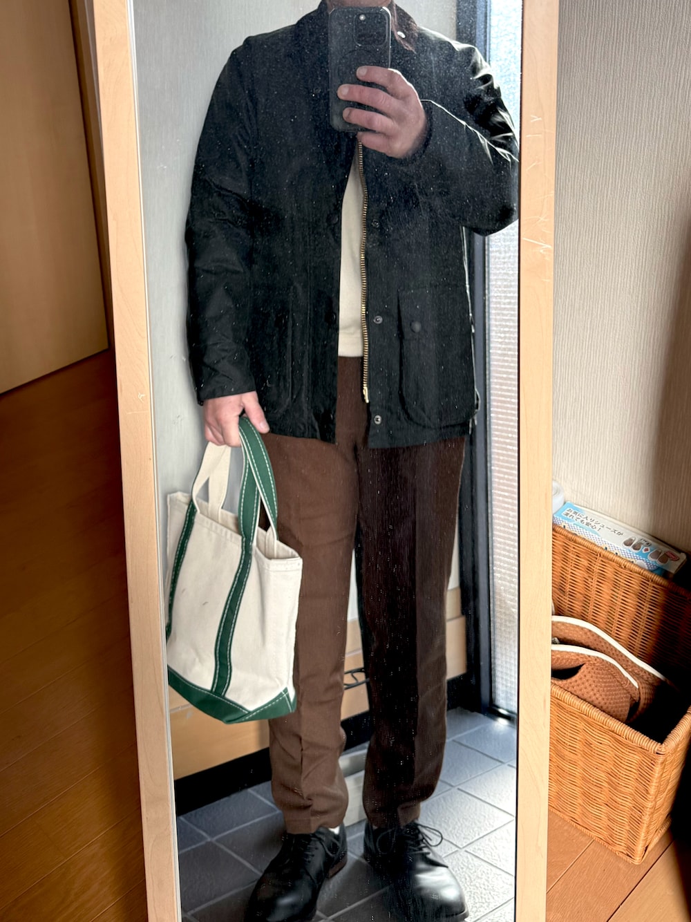 「オトナカジュアル、メンズファッション、休日スタイル、今日のオッサン、Barbour、barbour bedale、スラックス  ブラウン、スラックス パンツ、LL.Bean、トートバッグ」｜「L.L.BeanのL.L.Bean　オリジナルボートアンドトートバッグスモール（トートバッグ、グリーン系）」を使った、クリフジさん（メンズ・163cm）の冬コーディネートの1枚目の写真