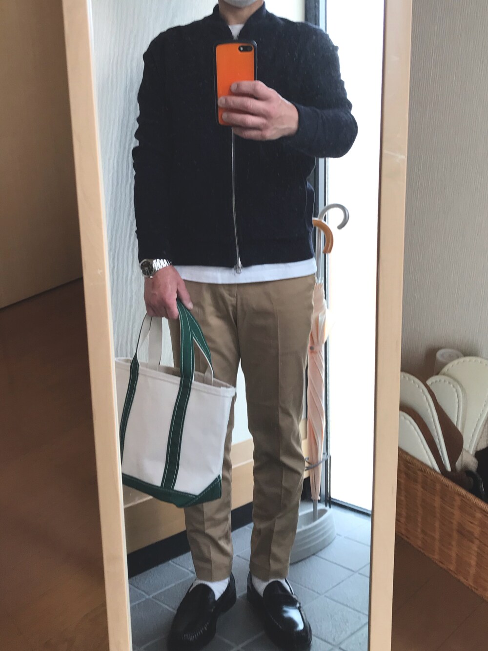 「休日スタイル、今日のオッサン、G.H.BASS、ローファー、スリムチノ、シンプルコーデ、LL.Bean、トートバッグ」｜「L.L.BeanのL.L.Bean　オリジナルボートアンドトートバッグスモール（トートバッグ、グリーン系）」を使った、クリフジさん（メンズ・163cm）の秋コーディネートの1枚目の写真
