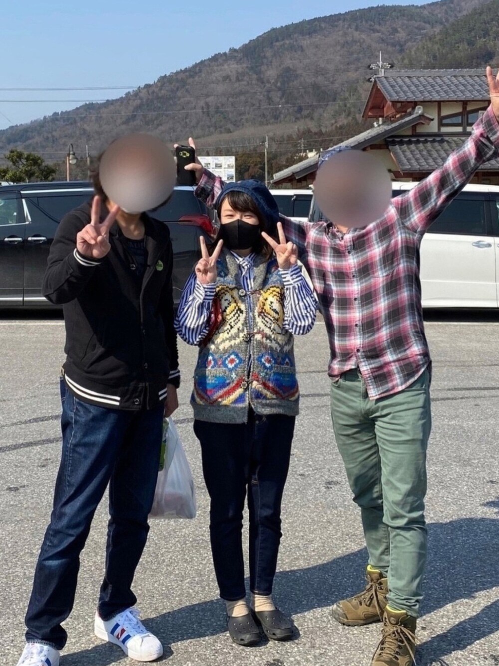 その他のベスト、ブルー系のデニムパンツ、ブラック系のスリッポンを着用したレディースの冬コーディネートの1枚目の写真