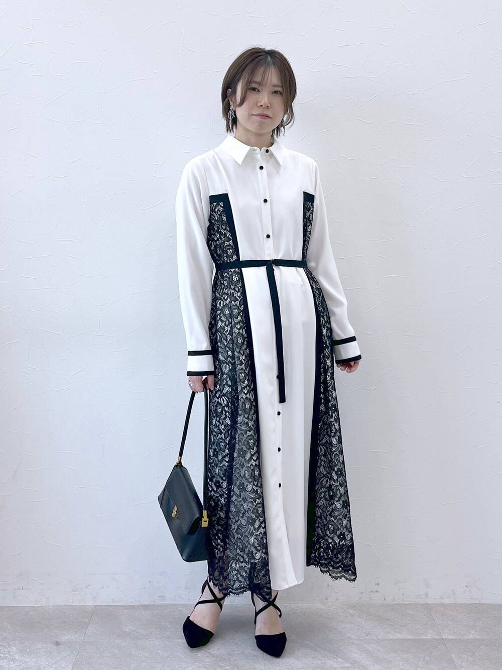 「女子ウケ、差し色コーデ、きれいめ、秋コーデ、ニット、バッグ、Andemiu、ブーツ、スカート、シンプルコーデ、大人カジュアル」｜「Andemiuのワンハンドルバッグ 103780（ショルダーバッグ、ブラック系）」を使った、Eriさん（レディース・158cm）の冬コーディネートの1枚目の写真
