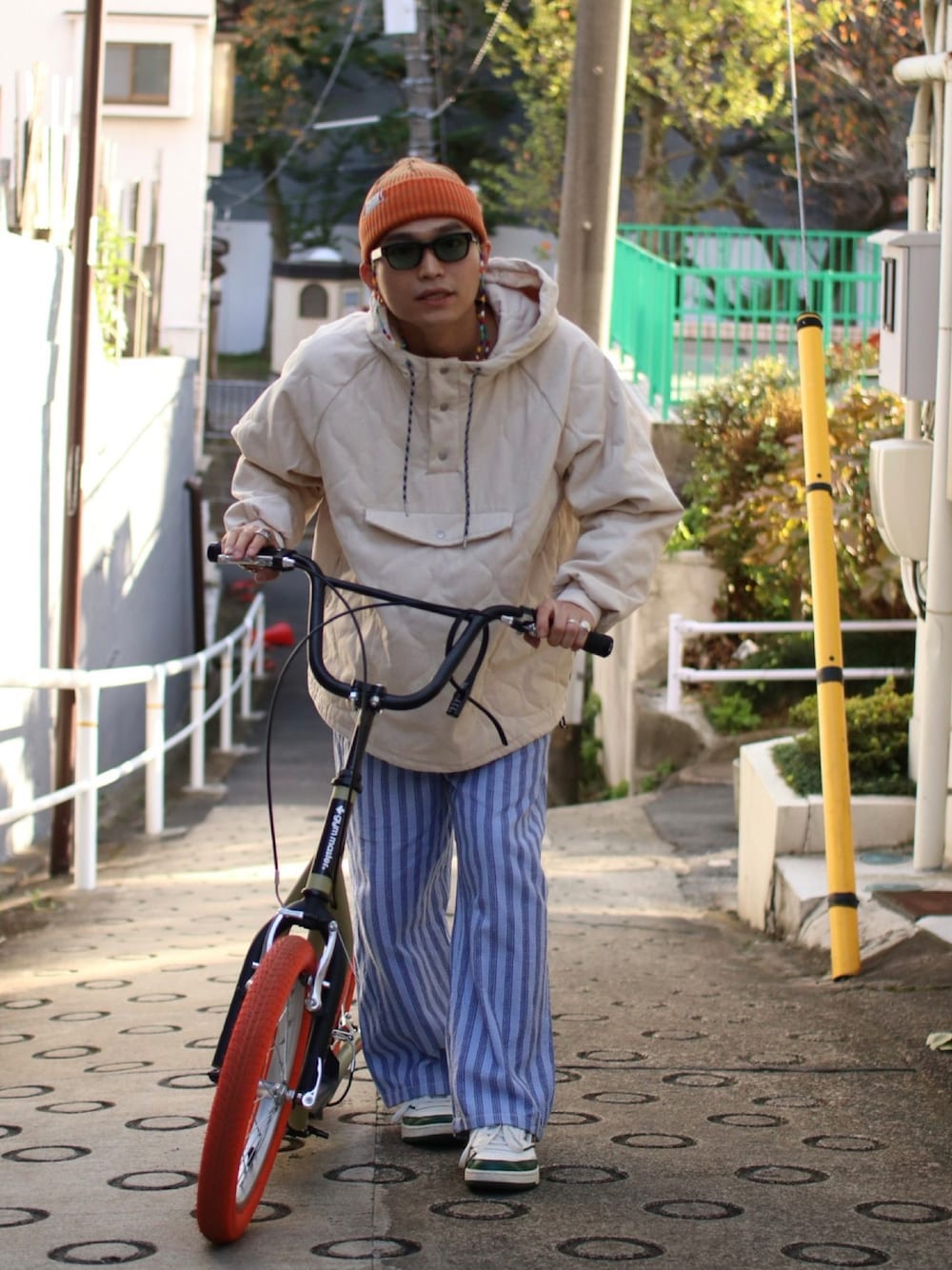 ホワイト系のマウンテンパーカーを着用したメンズの冬コーディネートの1枚目の写真