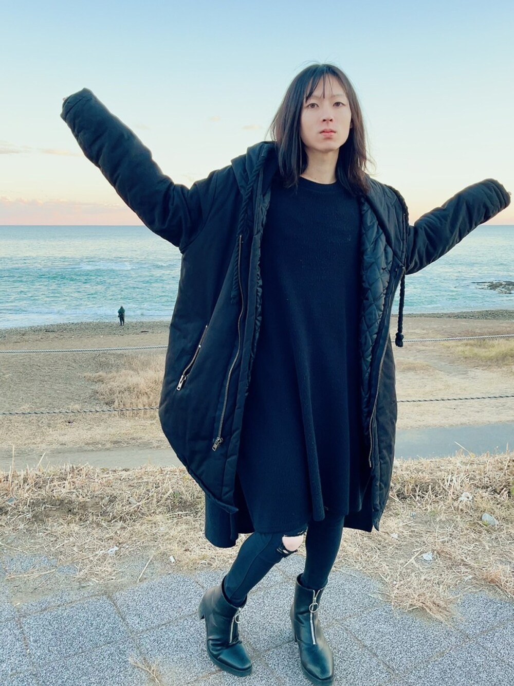 「黒コーデ、黒スキニー、オーバーサイズ」｜「TopIsmのヒールブーツ フロントリングジップブーツ ハイヒール（ブーツ、ブラック系）」を使った、もくよーさん（メンズ・168cm）の冬コーディネートの1枚目の写真