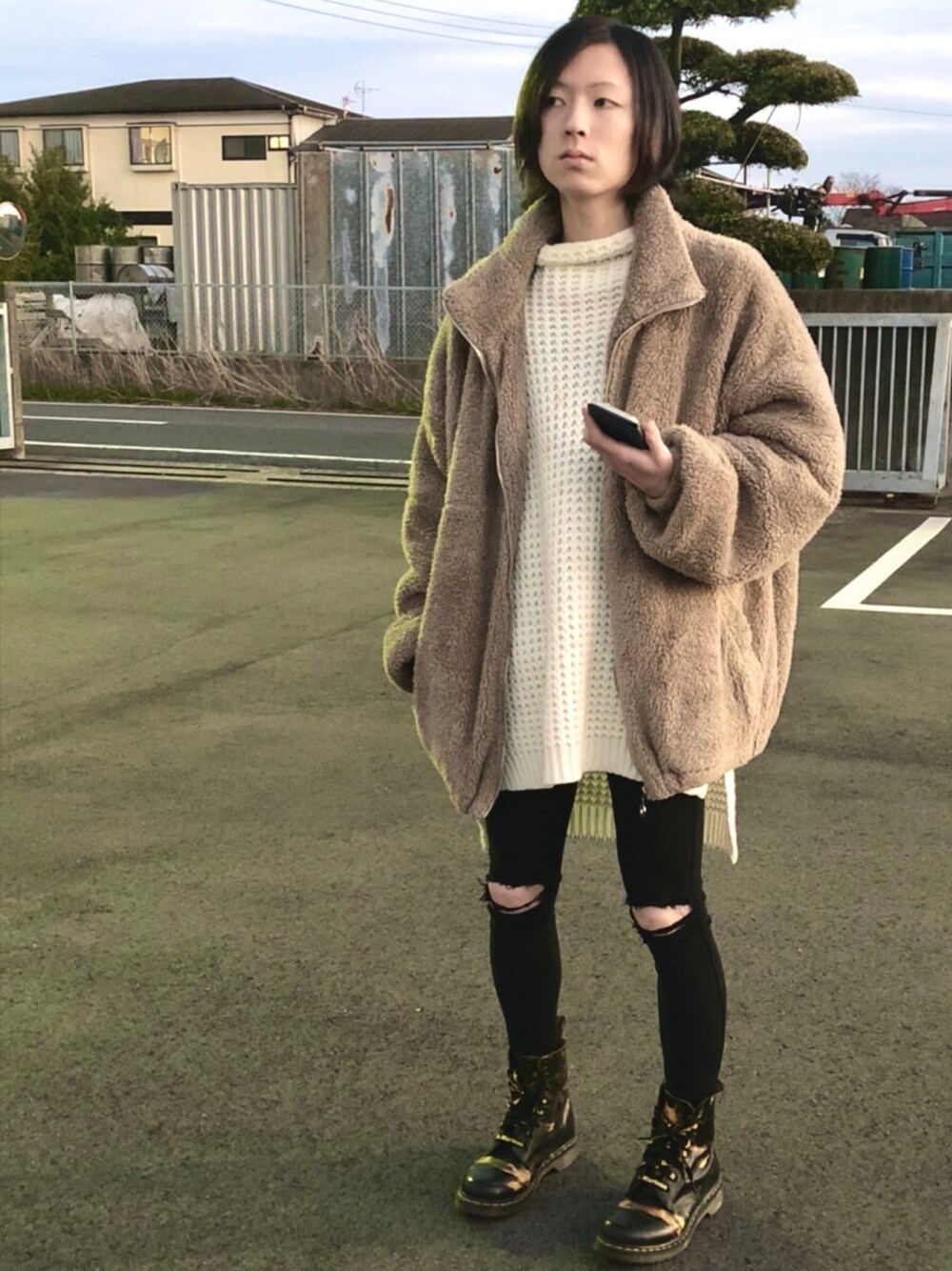 「黒スキニー、ニット、ボアジャケット、Dr.Martens、ビッグシルエット」｜「Starting Overのスーパービッグシルエット もこもこボアブルゾン（ブルゾン、ベージュ系）」を使った、もくよーさん（メンズ・168cm）の冬コーディネートの1枚目の写真