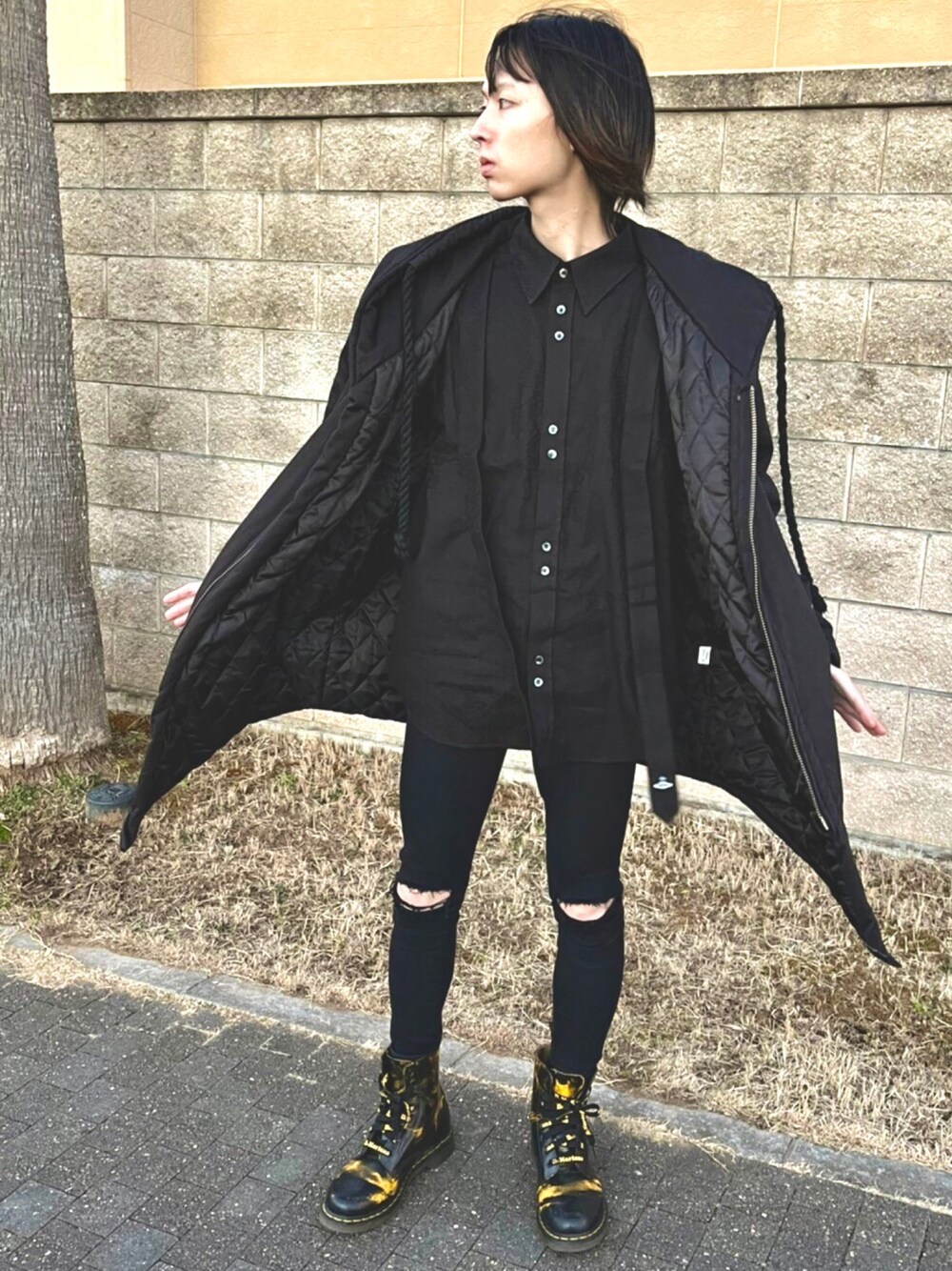 「黒スキニー、黒コーデ、Vivienne Westwood、Dr.Martens、dr.denim」｜「DR.DENIMのLexy/レクシー（デニムパンツ、ブラック系）」を使った、もくよーさん（メンズ・168cm）の春コーディネートの1枚目の写真