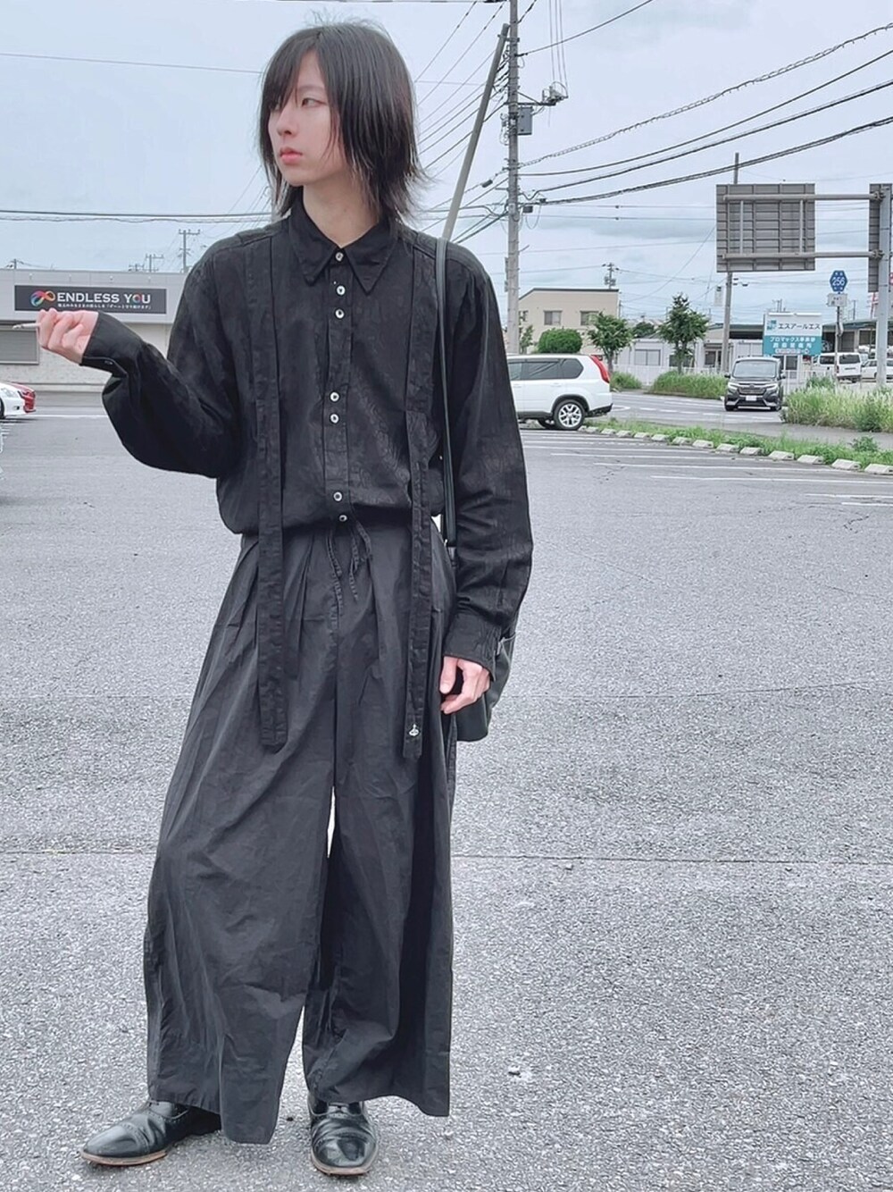 「モード、黒コーデ、ワイドパンツ、Vivienne Westwood」｜「REGALのリーガル メンズ ドレス/【ビジネス】プレーントウ（ドレスシューズ、ブラック系）」を使った、もくよーさん（メンズ・168cm）の夏コーディネートの1枚目の写真