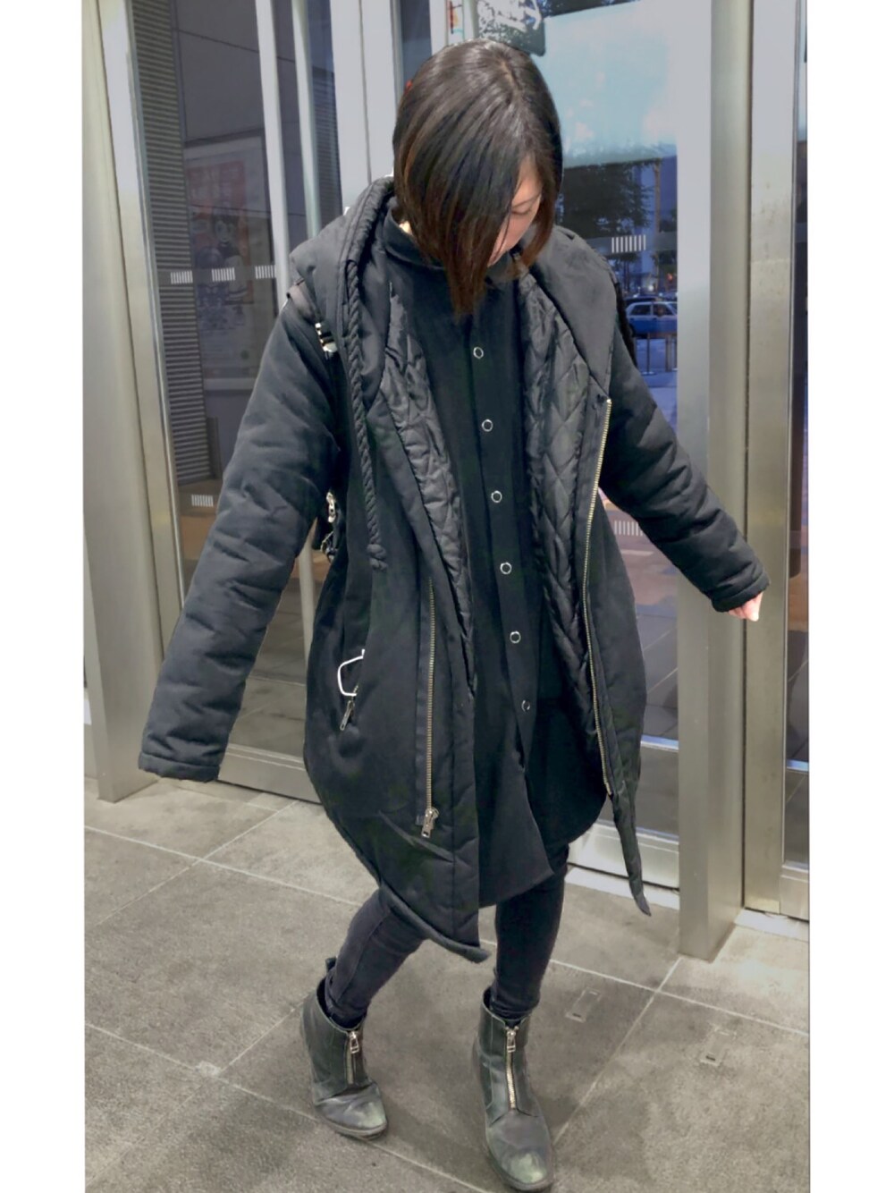 「黒スキニー、黒コーデ、ヒールブーツ、ON OFF」｜「rovtskiの【ビッグシルエット】2018 AUTUMN POLY　DS BIG  LONG  SHIRT F（シャツ/ブラウス、ブラック系）」を使った、もくよーさん（メンズ・168cm）の冬コーディネートの1枚目の写真