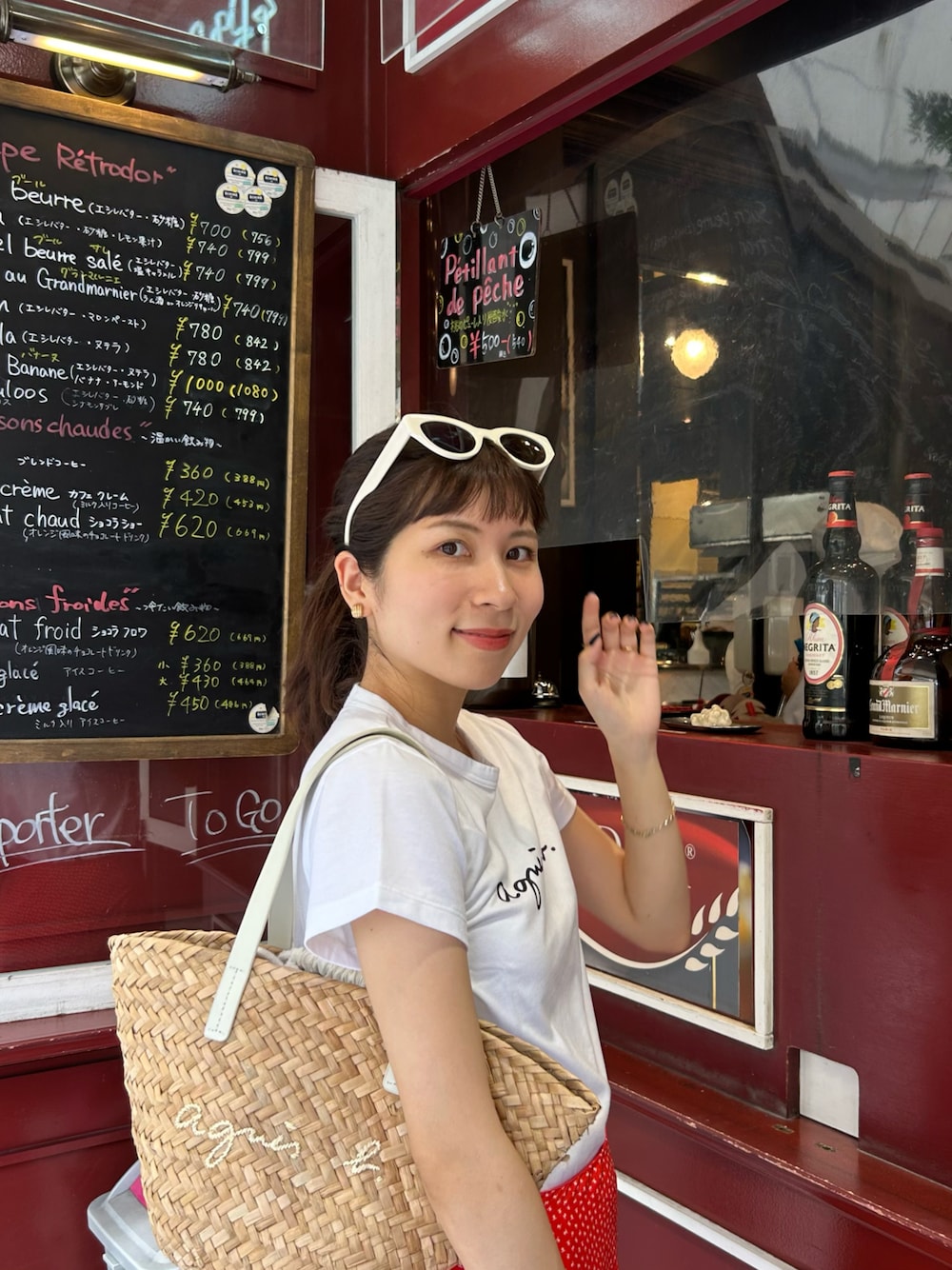 ベージュ系のバッグ、ホワイト系のTシャツ/カットソー、レッド系のスカートを着用したレディースの秋コーディネートの1枚目の写真