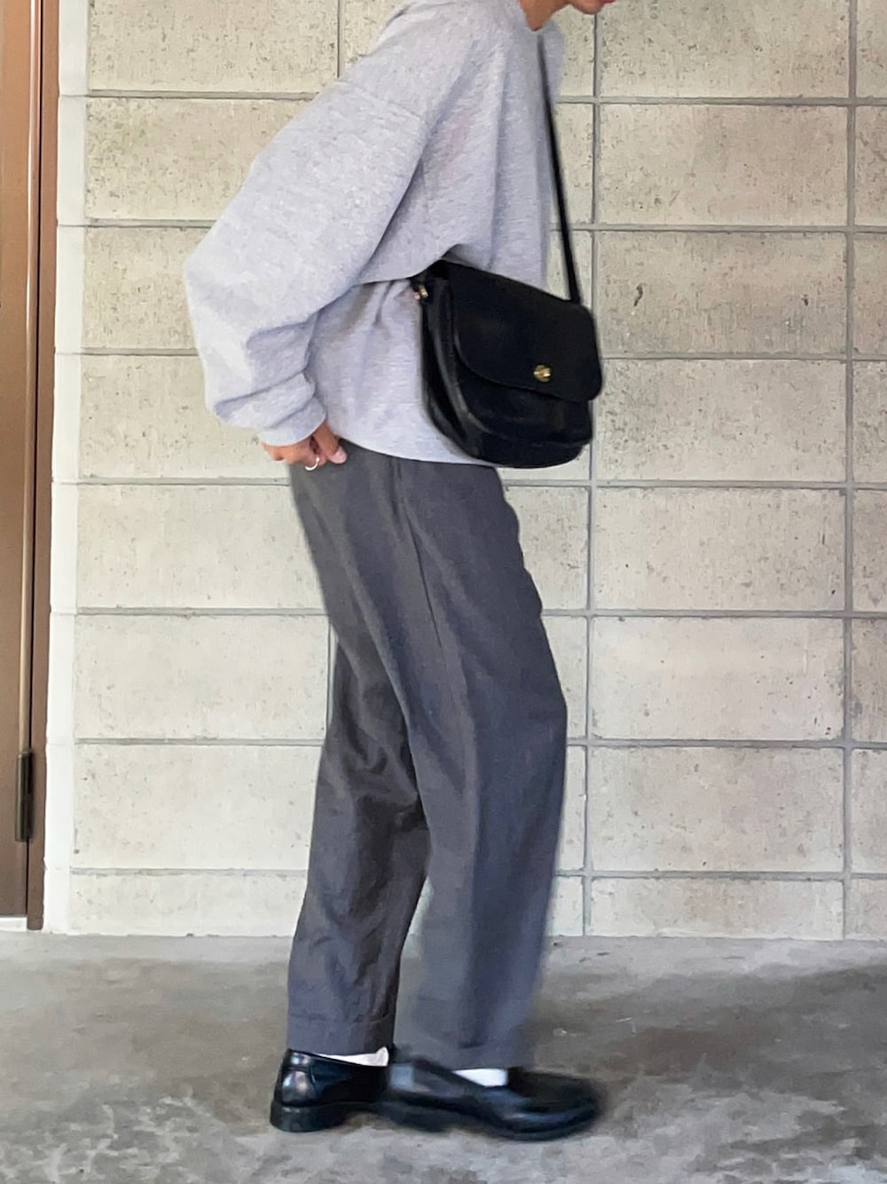 「今日のコーデ、秋コーデ、大人カジュアル、革靴、秋服、ゆるコーデ、NIKE、休日スタイル、スウェット、FUDGE、ootd、着回しコーデ、oldcoach、古着、おしゃれさんと繋がりたい」｜「HARUTAのHARUTA ハルタ メンズ ローファー 6550（ローファー、ブラック系）」を使った、そらさん（メンズ・173cm）の秋コーディネートの1枚目の写真