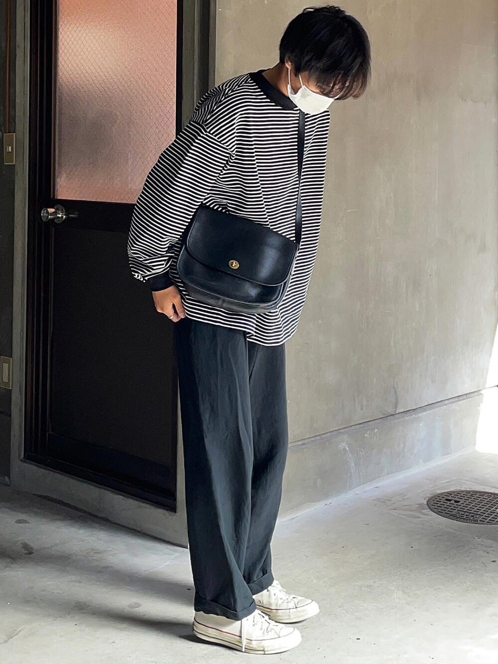 「今日のコーデ、秋コーデ、秋のコーデ、ootd、秋服、oldcoach、altared、converse、ct70、カジュアルコーデ、モノトーン、ブラック、古着、シンプル、おしゃれさんと繋がりたい」｜「CONVERSEの【 CONVERSE CT70 】'70 Chuck Taylor OX Vintage Canvas チャックテイラー（スニーカー、ブラック系）」を使った、そらさん（メンズ・173cm）の秋コーディネートの1枚目の写真