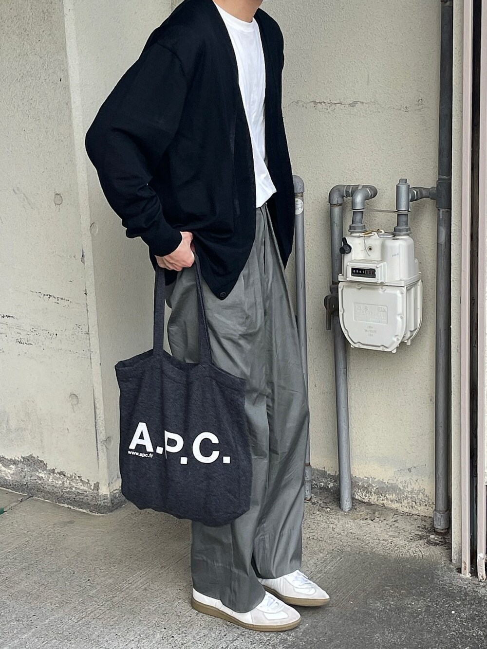「オトナカジュアル、夏コーデ、初夏コーデ、きれいめカジュアル、カジュアル、シンプルコーデ、カーディガン、ootd、APC、ジャーマントレーナー、neat、MAISON KITSUNE、FUDGE」｜「A.P.C.のアイテム（トートバッグ、グレー系）」を使った、そらさん（メンズ・173cm）の春コーディネートの1枚目の写真