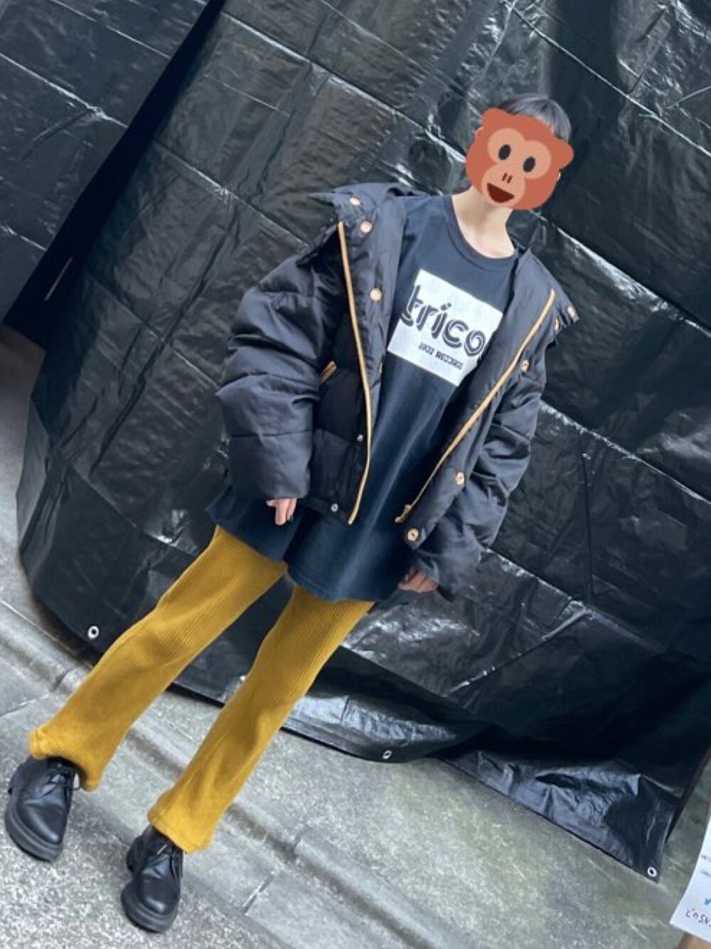 「冬コーデ、イージーブースト、イエロー、ブラック、バンドT、Dr.Martens」｜「FREAK'S STOREのスラブリブパンツ（その他パンツ、イエロー系）」を使った、こけしさん（レディース・151cm）の冬コーディネートの1枚目の写真