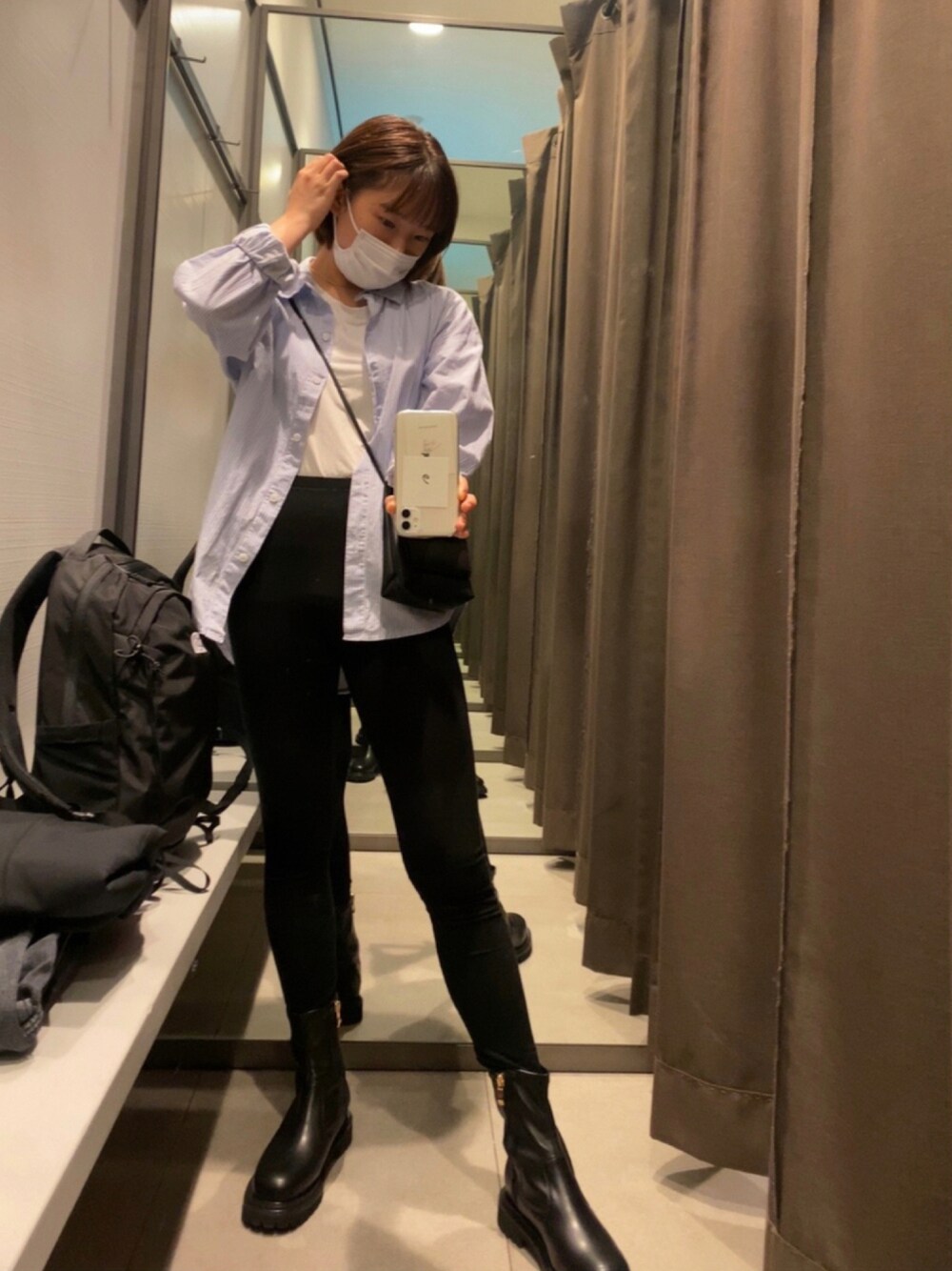 ブルー系のシャツ/ブラウス、ブラック系のショルダーバッグ、ブラック系のブーツを着用したレディースの秋コーディネートの1枚目の写真