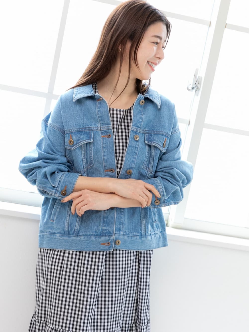 デニムジャケットを使った「ギンガムチェックワンピース」の人気