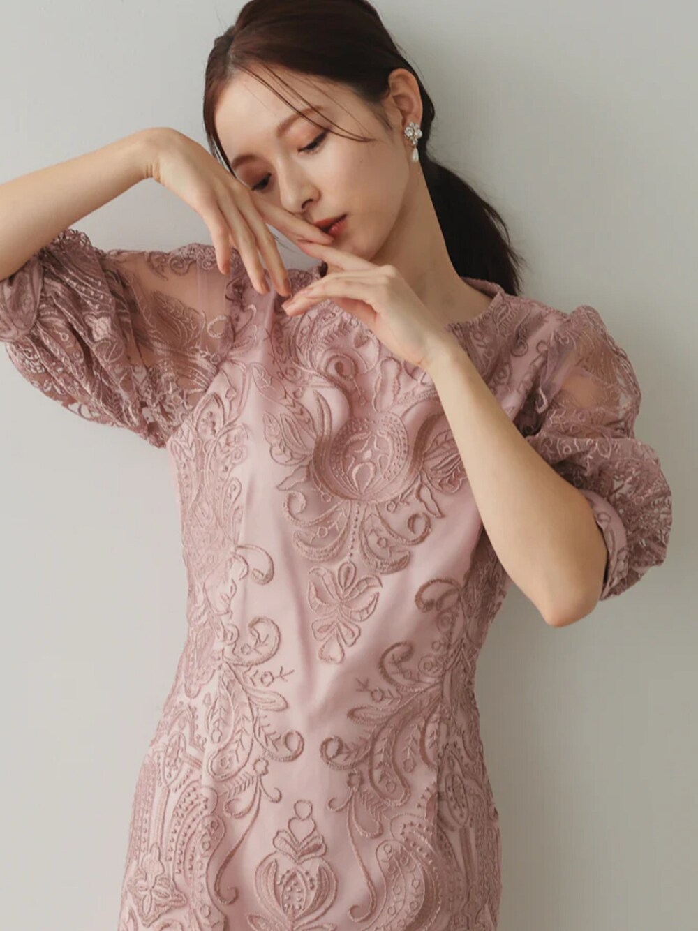 「春色、春めき満開コーデ、大人可愛い、パーティー、結婚式、オケージョン、プレフェリール、PREFERIR、キレイめコーデ、大人ガーリー、キレイめ、春、春服、タイトワンピース、タイトシルエット」｜「PREFERIRの【PREFERIR】刺繍レース バックリボン タイト ワンピース パーティ 結婚式 ドレス（ドレス、ピンク系）」を使った、PREFERIR_webさん（レディース・163cm）の春コーディネートの1枚目の写真