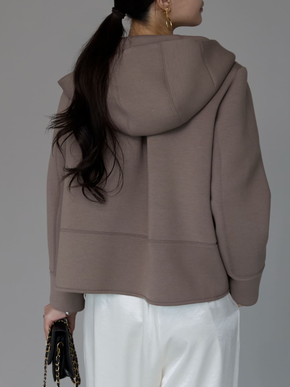 ブラウン系のダウンジャケット/コートを着用したレディースの秋コーディネートの1枚目の写真