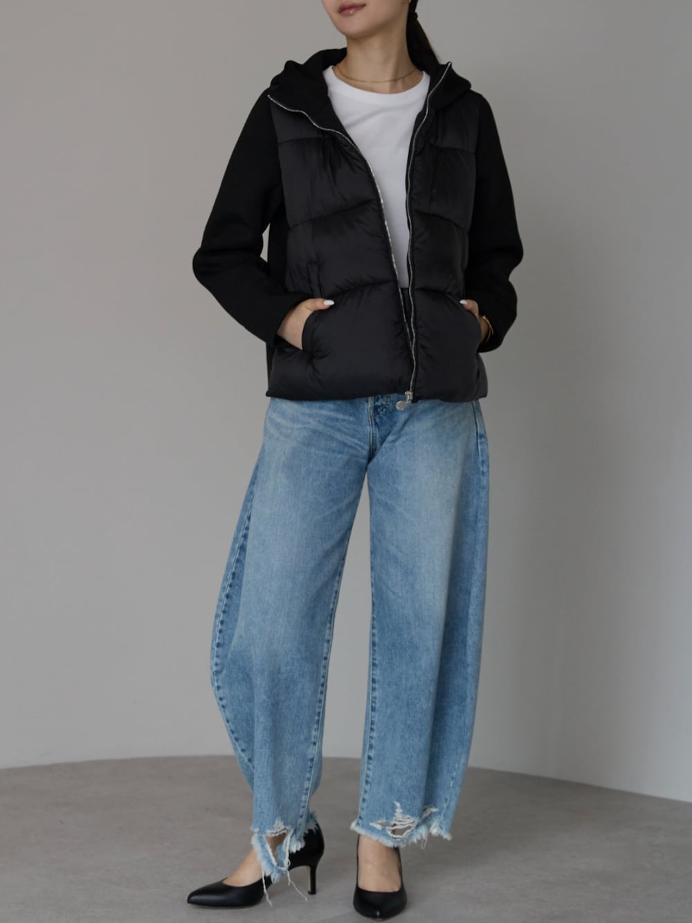 「ショート、ショート丈、ショートコート、ショートジャケット、ショートダウン、中綿ジャケット、中綿アウター、中綿ブルゾン、中綿コート、中綿ダウン、プレフェリール、秋服準備はじめました、ブラック、大人ガーリー、きれいめコーディネート」｜「PREFERIRのフーテッド キルティング ブルゾン ショートコート（ダウンジャケット/コート、ブラック系）」を使った、PREFERIR_webさん（レディース・162cm）の夏コーディネートの1枚目の写真
