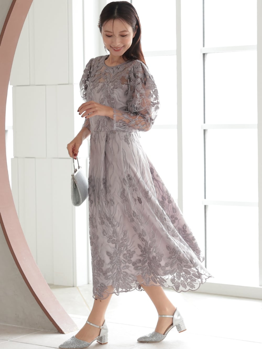 「チャンキーヒール、チャンキーヒールパンプス、チャンキーヒール美脚パンプス、チャンキーヒールサンダル、安心設計パンプス、ボタニカル柄、ボタニカルワンピース、大人可愛い、パーティー、結婚式、オケージョン、ワンピーススタイル、ワンピースコーデ、きれいめコーディネート、春服コーデ」｜「PREFERIRのボタニカル刺繍レース結婚式 パーティードレス（ドレス、パープル系）」を使った、PREFERIR_webさん（レディース・163cm）の春コーディネートの1枚目の写真