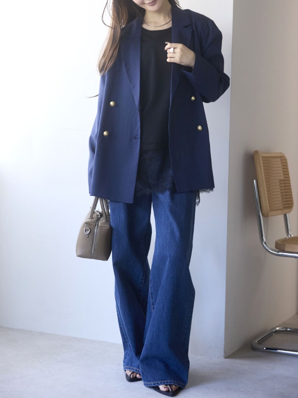 ブルー系のデニムパンツ、ブラック系のTシャツ/カットソーを着用したレディースの春コーディネートの1枚目の写真