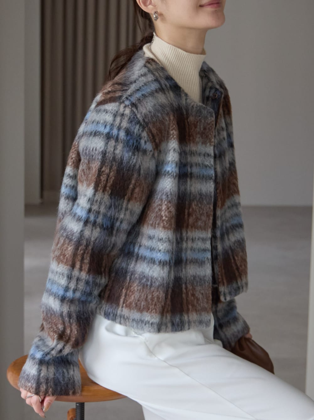 ブラウン系のノーカラージャケットを着用したレディースの秋コーディネートの1枚目の写真