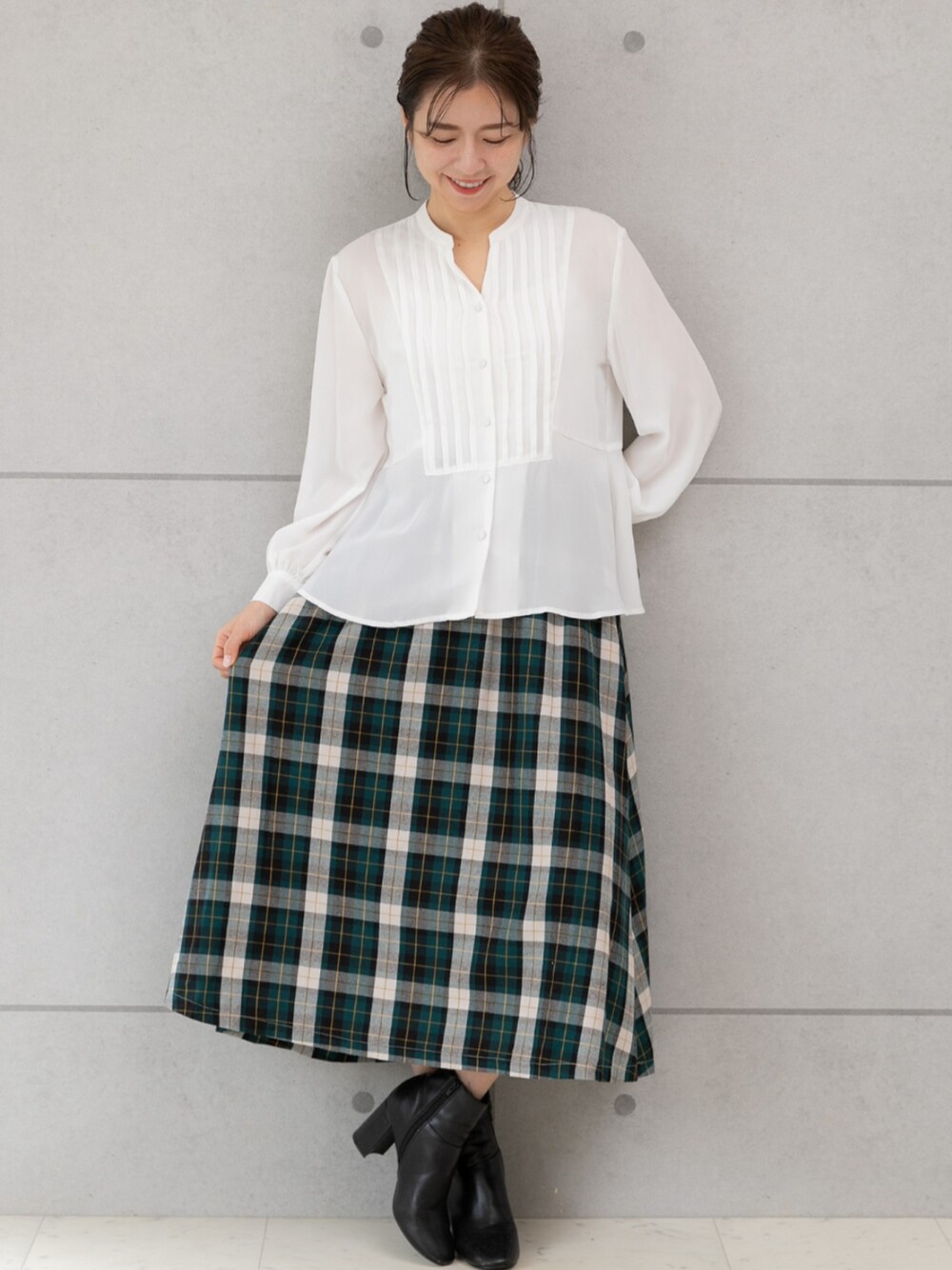 グリーン系のスカート、ホワイト系のシャツ/ブラウスを着用したレディースの秋コーディネートの1枚目の写真