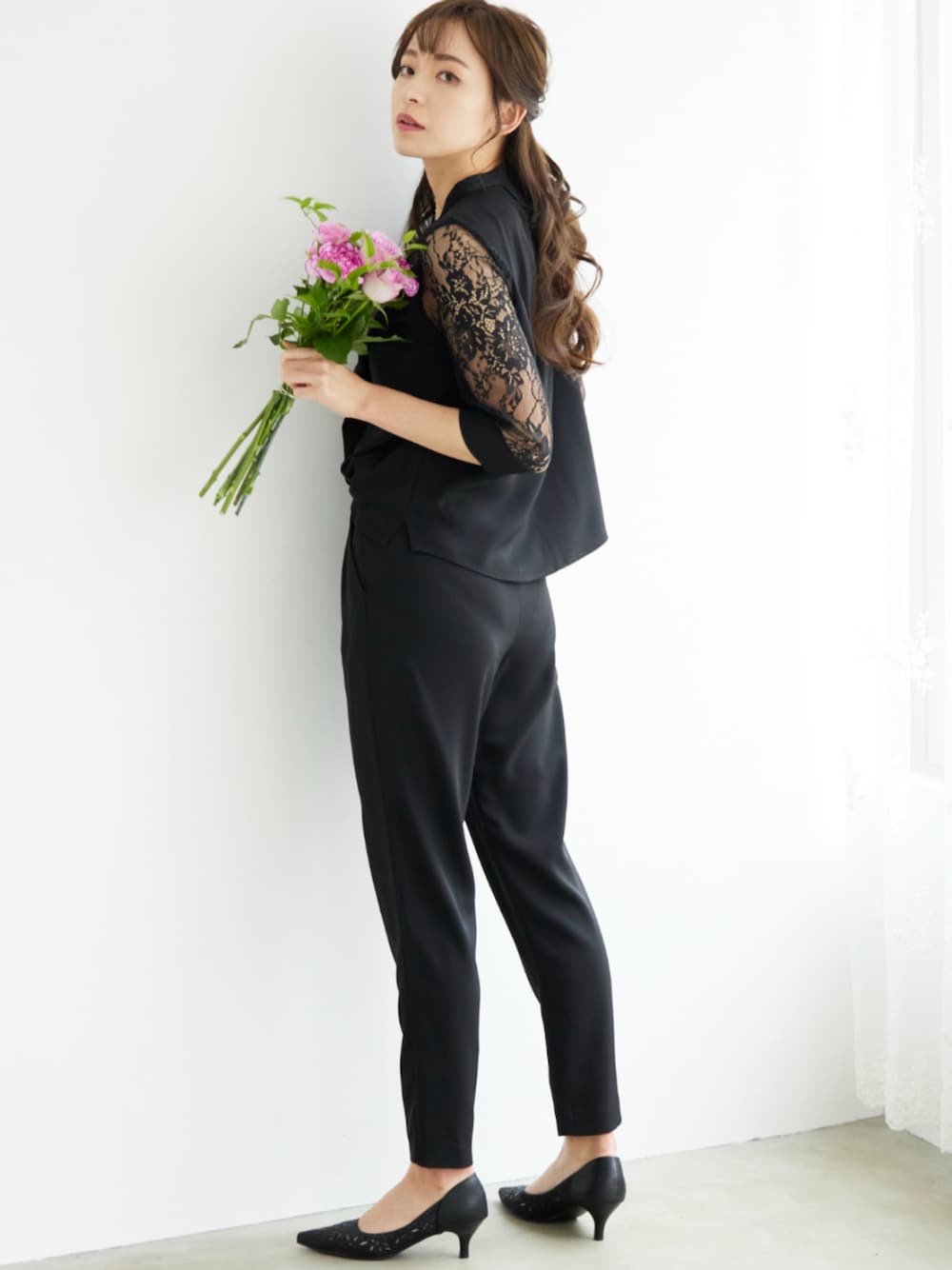 「最近のいい感じコーデ、お出かけコーデ、クリスマスに着たい服、セットアップ、セットアップスタイル、セットアップコーデ、パンツドレス、冠婚葬祭、大人かわいい、休日スタイル、シンプルスタイル、オフィススタイル、オフィスコーデ、パーティー、結婚式」｜「PREFERIRの袖レースブラウス＆セットアップパンツドレス（２点セット）（パンツドレス、ブラック系）」を使った、PREFERIR_webさん（レディース・163cm）の秋コーディネートの1枚目の写真
