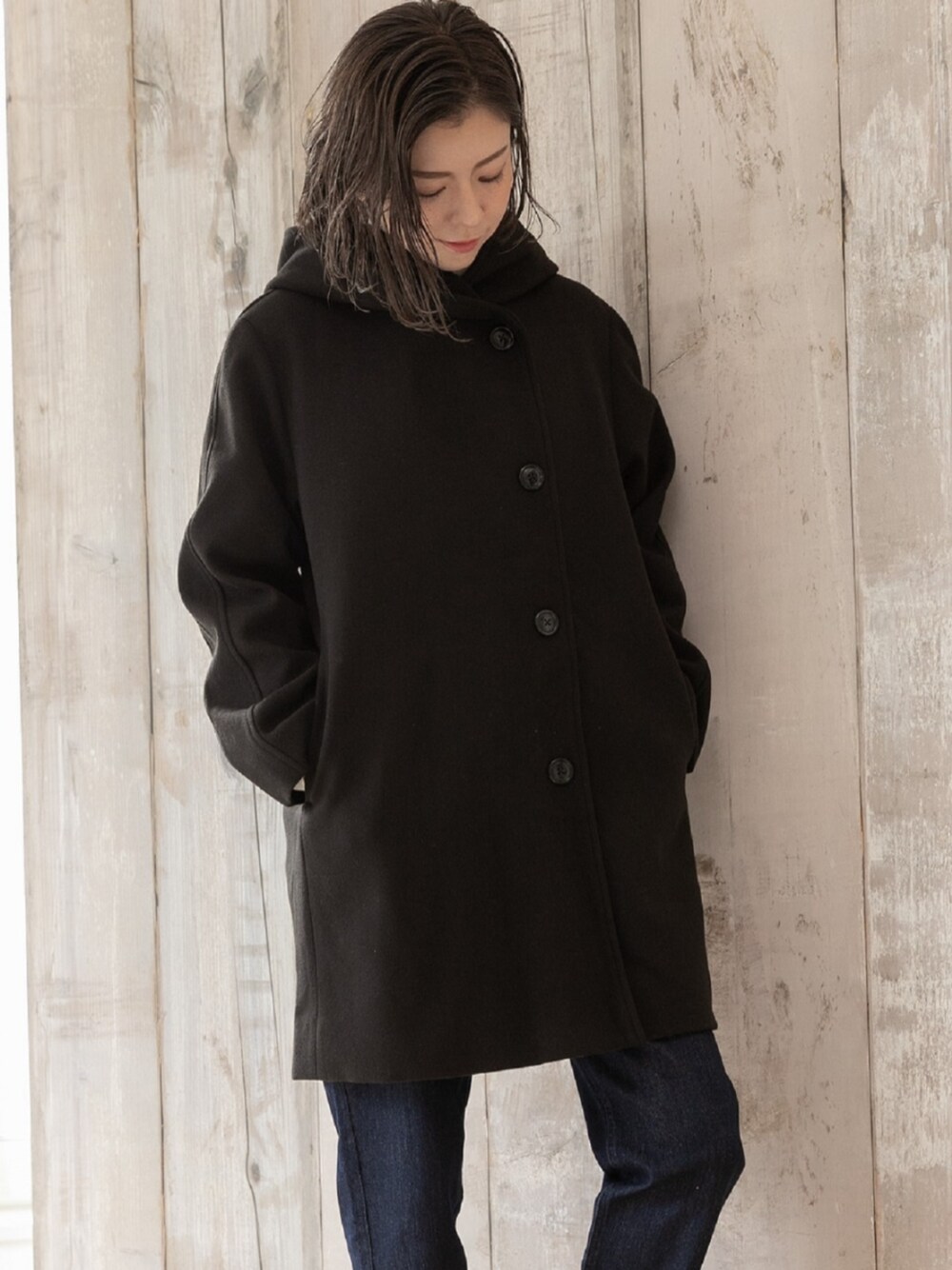 「冬コーデ、クリスマスに着たい服、マイベストコーデ2024、モノトーン、大人可愛い、デニム、休日スタイル、ロングコート、プレフェリール、PREFERIR、お洒落さんとつながりたい、冬、プチプラ、大人ガーリー、カジュアルスタイル」｜「PREFERIRのフーディー ミドル丈 コート（ノーカラーコート、ブラック系）」を使った、PREFERIR_webさん（レディース・160cm）の冬コーディネートの1枚目の写真