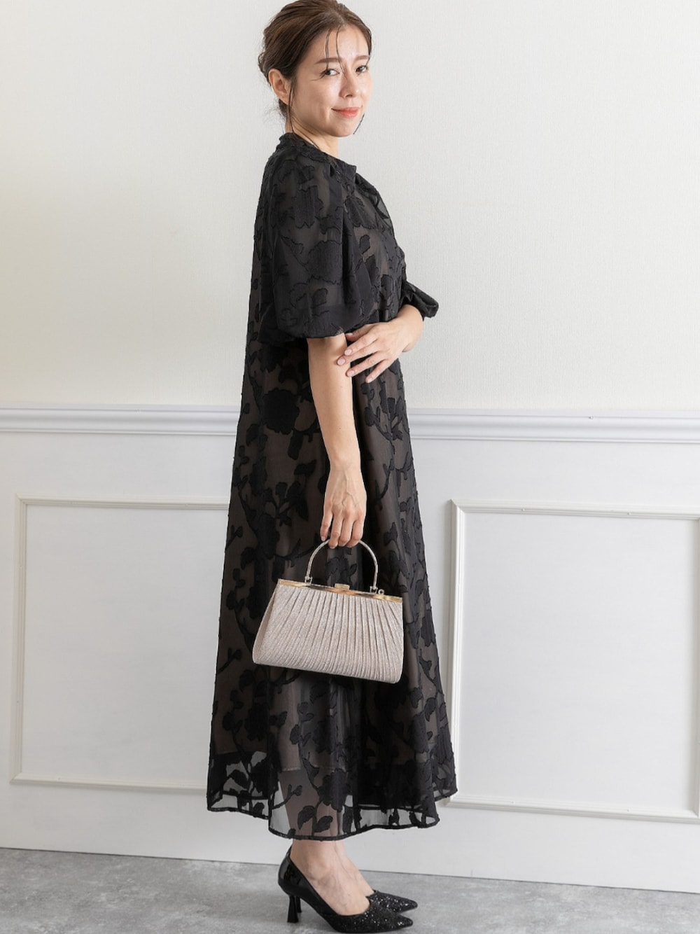 「ブラックコーデ、ブラックワンピース、ワンピース、大人可愛い、パーティー、結婚式、オケージョン、プレフェリール、PREFERIR、フェミニンコーデ、女子会コーデ、キレイめコーデ、ゆるコーデ、ワントーンコーデ、きれいめコーデ」｜「PREFERIRのラメプリーツ パーティー 結婚式 クラッチバッグ フラップ付きハンドバッグ（クラッチバッグ、ベージュ系）」を使った、PREFERIR_webさん（レディース・160cm）の春コーディネートの1枚目の写真
