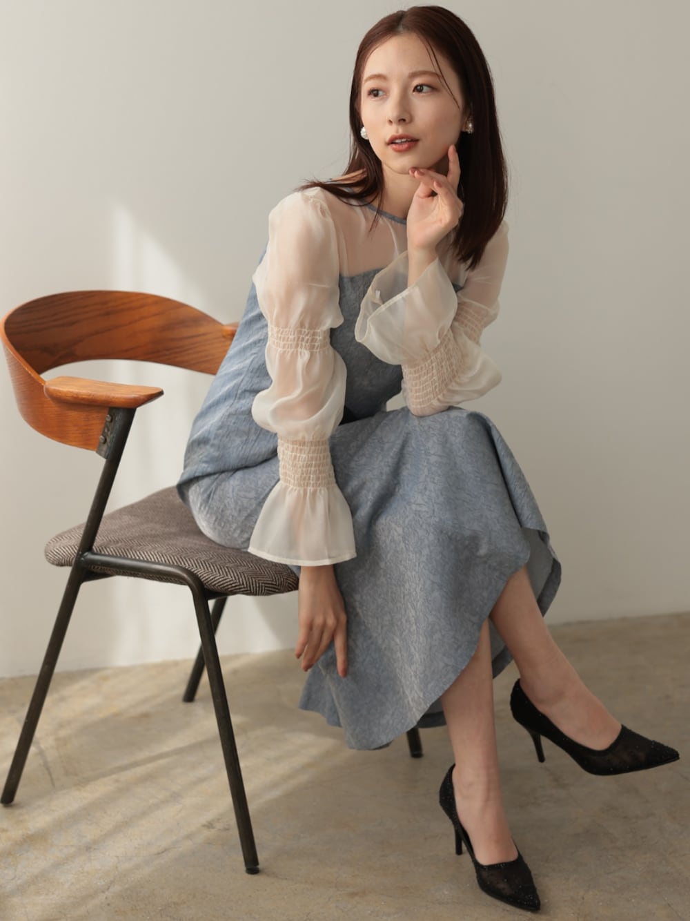「最近のいい感じコーデ、休日スタイル、お出かけコーデ、大人可愛い、パーティー、結婚式、オケージョン、プレフェリール、PREFERIR、ガーリーコーデ、ワンピースコーデ、GWお出かけコーデ、春カラー、フレンチガーリー、キレイめ」｜「PREFERIRのグリッター ビジュー 結婚式 パーティー 二次会 パンプス（パンプス、ブラック系）」を使った、PREFERIR_webさん（レディース・163cm）の春コーディネートの1枚目の写真