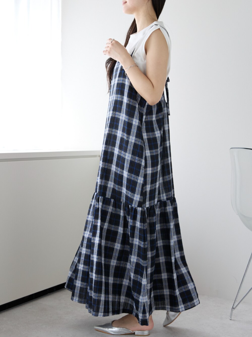 ブルー系のワンピースを着用したレディースの夏コーディネートの1枚目の写真