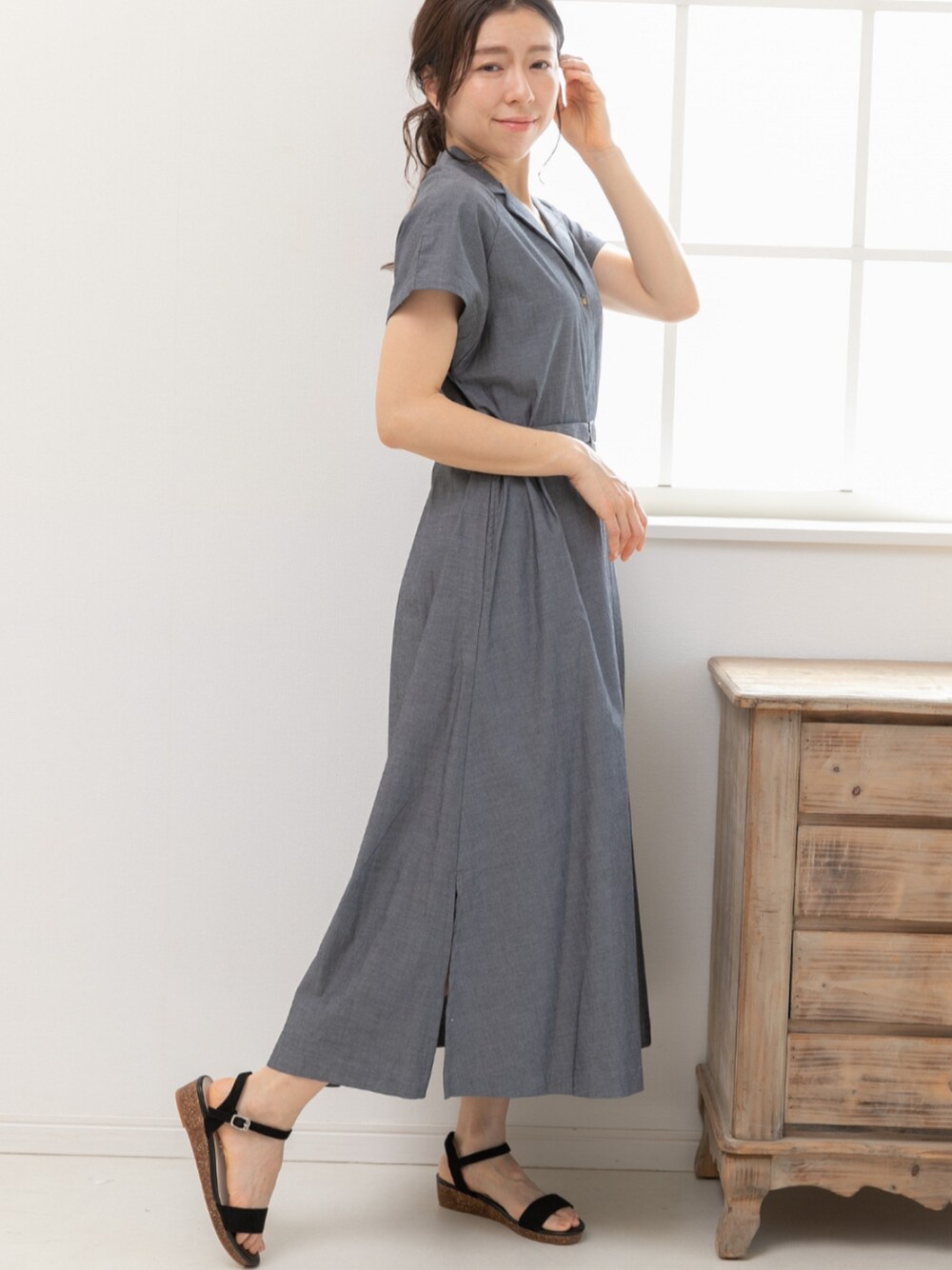 「休日スタイル、お出かけコーデ、デートコーデ、春夏コーデ、初夏コーデ、シンプル、大人ファッション、ＰＲＥＦＥＲＩＲ、プレフェリール、ZOZOTOWN掲載、シャツワンピース、シャツワンピースコーデ、フレンチスリーブ、フレンチスリーブワンピ、ママコーデ」｜「PREFERIRのオープンカラーシャツワンピース（シャツワンピース、グレー系）」を使った、PREFERIR_webさん（レディース・160cm）の春コーディネートの1枚目の写真