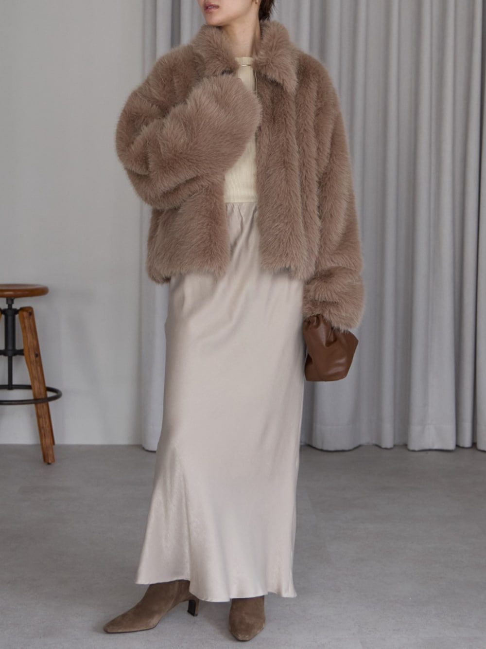 ブラウン系のその他アウターを着用したレディースの秋コーディネートの1枚目の写真