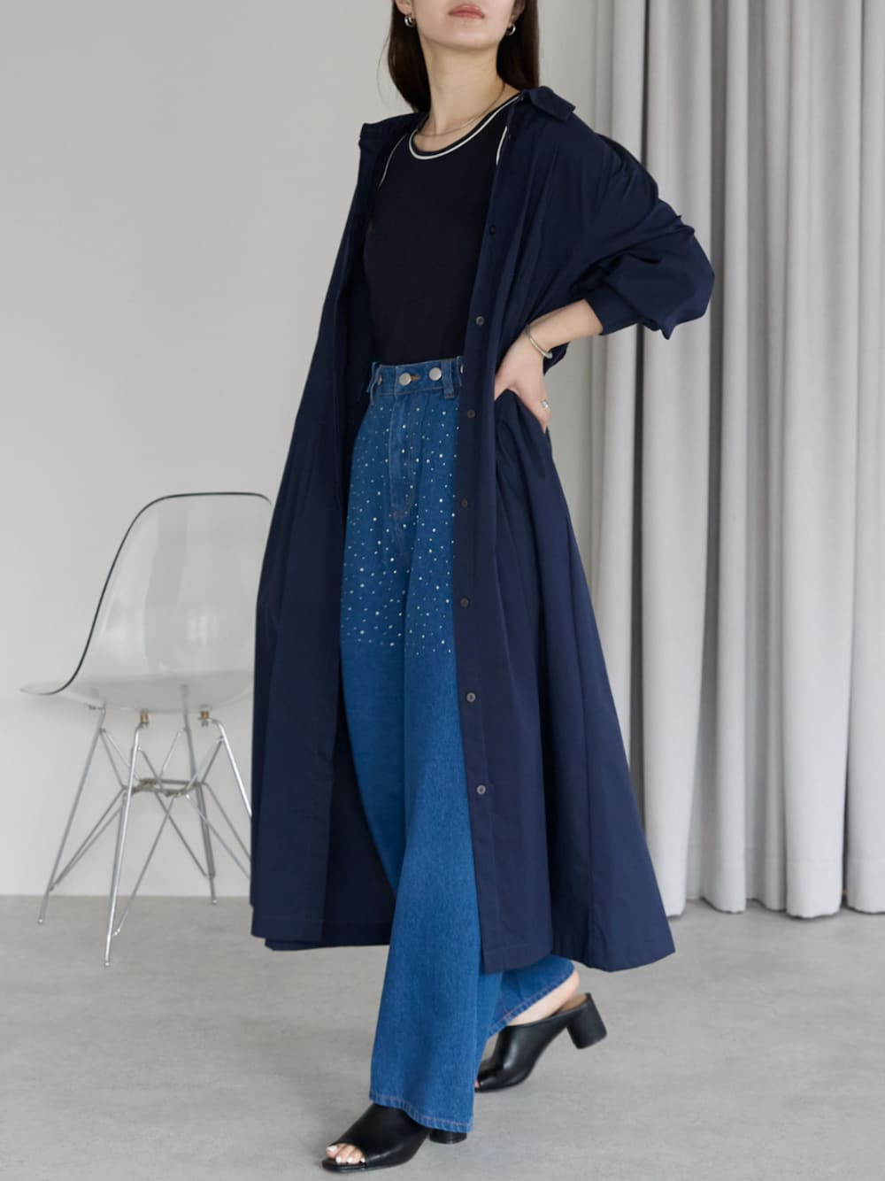 「シャツワンピ、シャツコーデ、シャツワンピース、レイヤードスタイル、レイヤードstyle、レイヤードコーデ、レイヤードスタイル、レイヤードワンピース、大人コーデ、カジュアルスタイル、デニムパンツ、デニムコーデ、ジーンズ、ジーンズコーデ、ラインストーンデニム」｜「PREFERIRのラインストーン付き ハイウエスト ワイドデニムパンツ(M,L)2サイズ（デニムパンツ、ブルー系）」を使った、PREFERIR_webさん（レディース・162cm）の春コーディネートの1枚目の写真