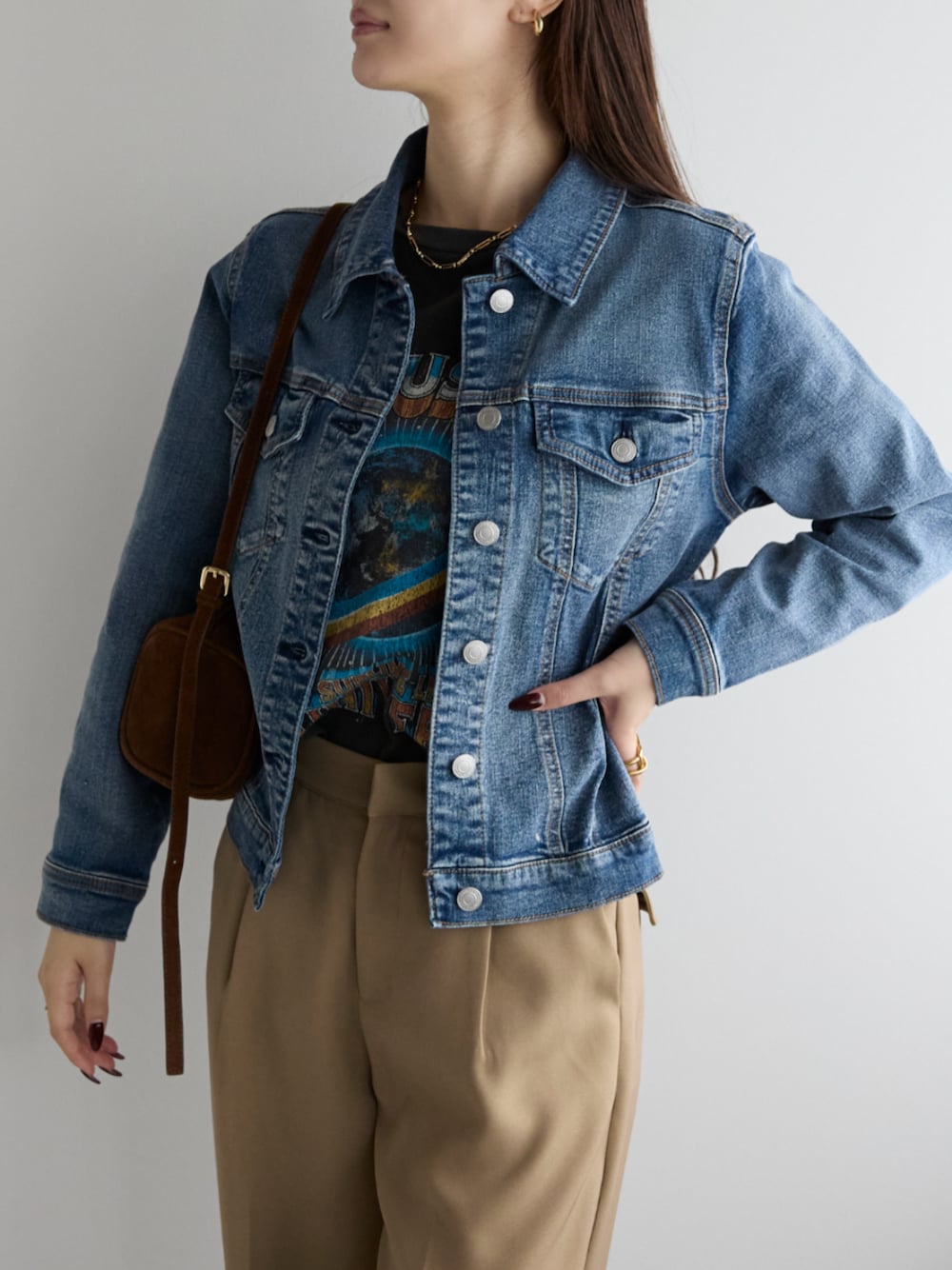 ブルー系のデニムジャケットを着用したレディースの秋コーディネートの1枚目の写真