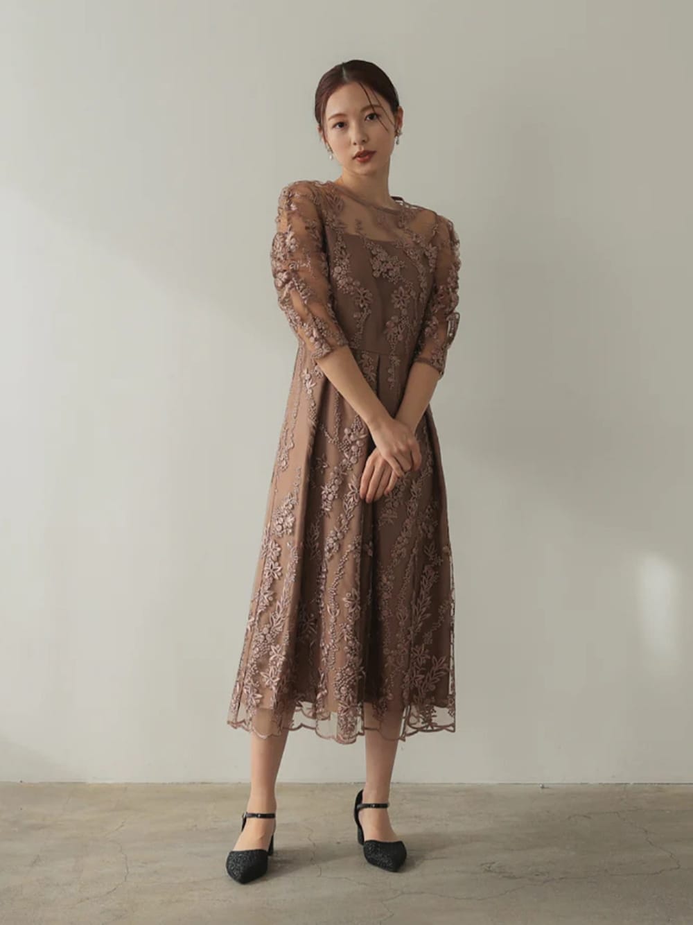 「チャンキーヒール、チャンキーヒールパンプス、チャンキーヒール美脚パンプス、チャンキーヒールサンダル、ワンピーススタイル、ワンピースコーデ、春めき満開コーデ、春色、大人可愛い、パーティー、結婚式、オケージョン、ミュール、キレイめコーデ、大人ガーリー」｜「PREFERIRの【PREFERIR】刺繍 レース バックリボン 結婚式 パーティ ドレス.（ドレス、ブラウン系）」を使った、PREFERIR_webさん（レディース・163cm）の春コーディネートの1枚目の写真