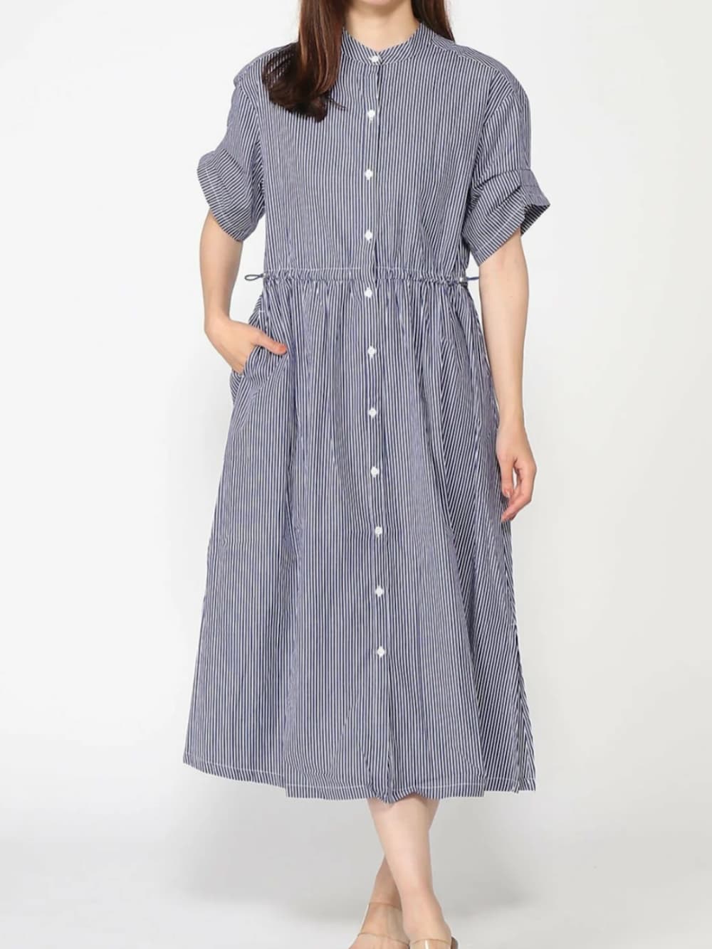 「レイヤードスタイル、夏コーデ、お出かけコーデ、ワンピース、シンプル、夏服、大人ガーリー、オトナ女子、ゆるコーデ、ママファッション、ワンピーススタイル、夏ワンピース、ストライプワンピース、袖ボリューム、ビジネススタイル」｜「PREFERIRのタイニーストライプ ドロスト バンドカラーワンピース（シャツワンピース、ブルー系）」を使った、PREFERIR_webさん（レディース・171cm）の夏コーディネートの1枚目の写真