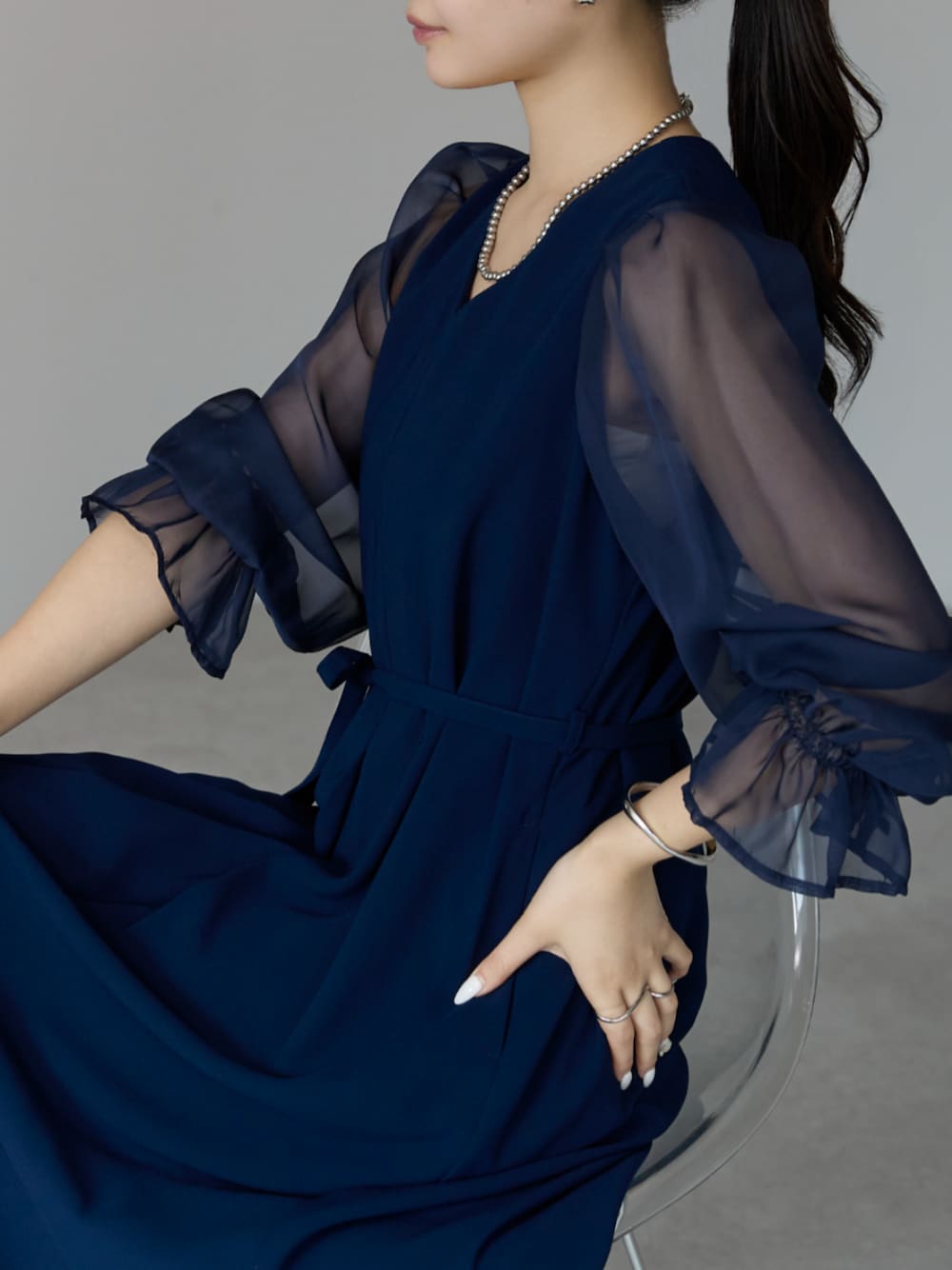 「シアー、シアーワンピース、ボリュームスリーブ、ボリュームスリーブワンピース、大人可愛い、パーティー、結婚式、オケージョン、プレフェリール、PREFERIR、きれいめコーデ、秋服、ラクチンコーデ、おでかけコーデ、秋カラー」｜「PREFERIRのボリュームスリーブ Aライン 結婚式 二次会 パーティー Vネックドレス（ドレス、ブルー系）」を使った、PREFERIR_webさん（レディース・162cm）の夏コーディネートの1枚目の写真