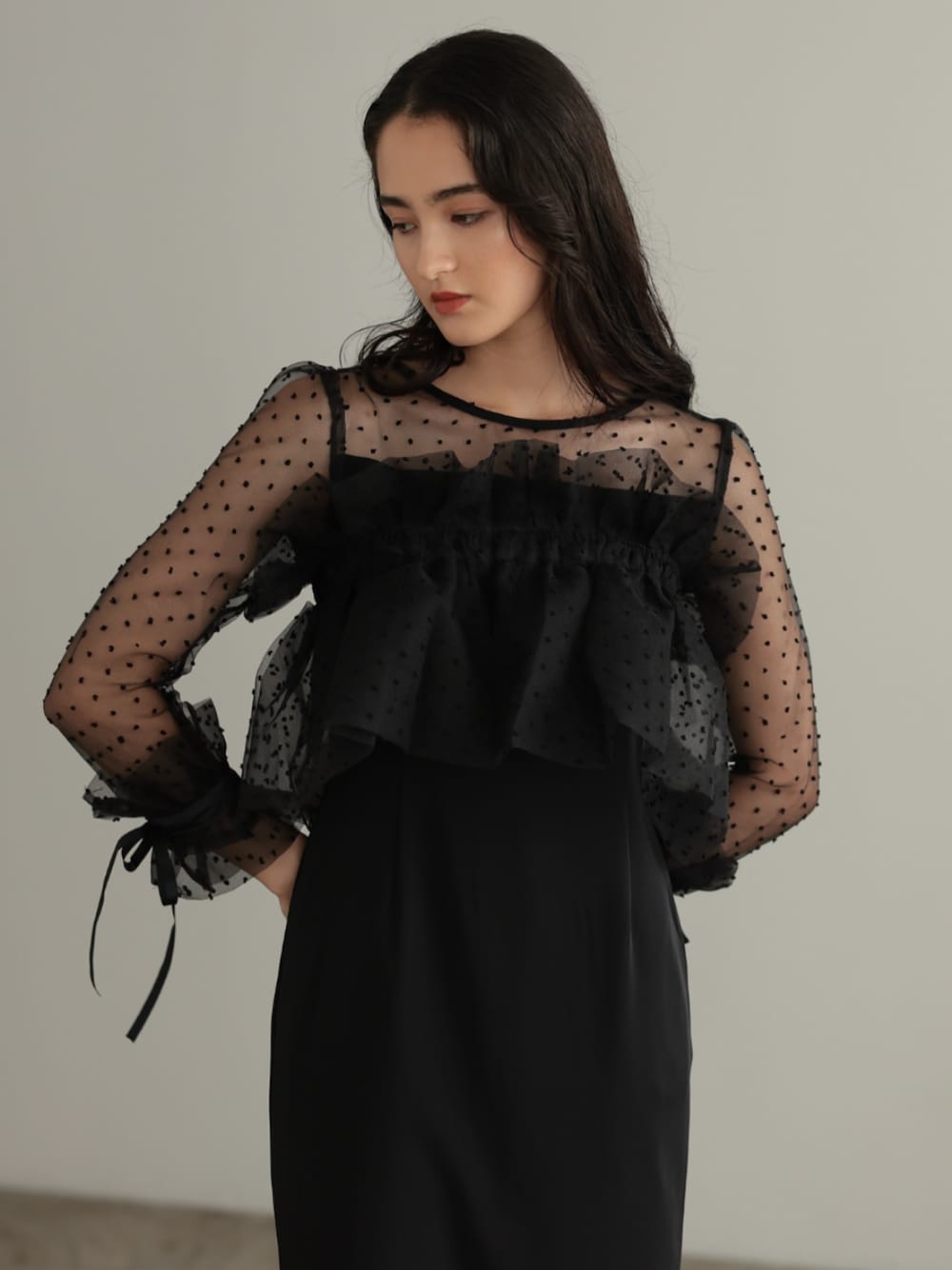 「ブラックコーデ、ブラックワンピース、黒コーデ、黒ワンピ、ドット柄、ドットワンピ、冠婚葬祭、大人可愛い、パーティー、オケージョン、フリル、大人女子、ワンピースコーデ、チュール、大人コーデ」｜「PREFERIRのメニーウェイ ラッフル リボン ケープ 結婚式 パーティー オケージョンドレス（ドレス、ブラック系）」を使った、PREFERIR_webさん（レディース・167cm）の春コーディネートの1枚目の写真