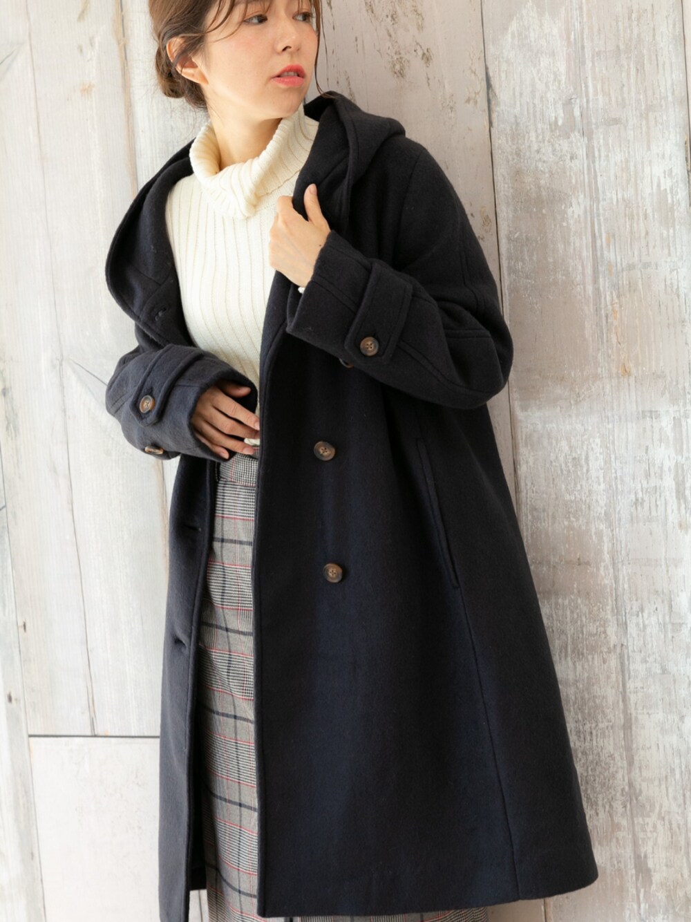 「冬コーデ、ホワイトコーデ、クリスマスに着たい服、マイベストコーデ2024、ニット、ロングコート、休日スタイル、タートルネック、冬アウター、フード付きアウター、ネイビー×ホワイト、ネイビーコーデ、ネイビージャケット、大人可愛い、プレフェリール」｜「PREFERIRのフーディー ミドル丈 コート（ノーカラーコート、ブルー系）」を使った、PREFERIR_webさん（レディース・160cm）の冬コーディネートの1枚目の写真