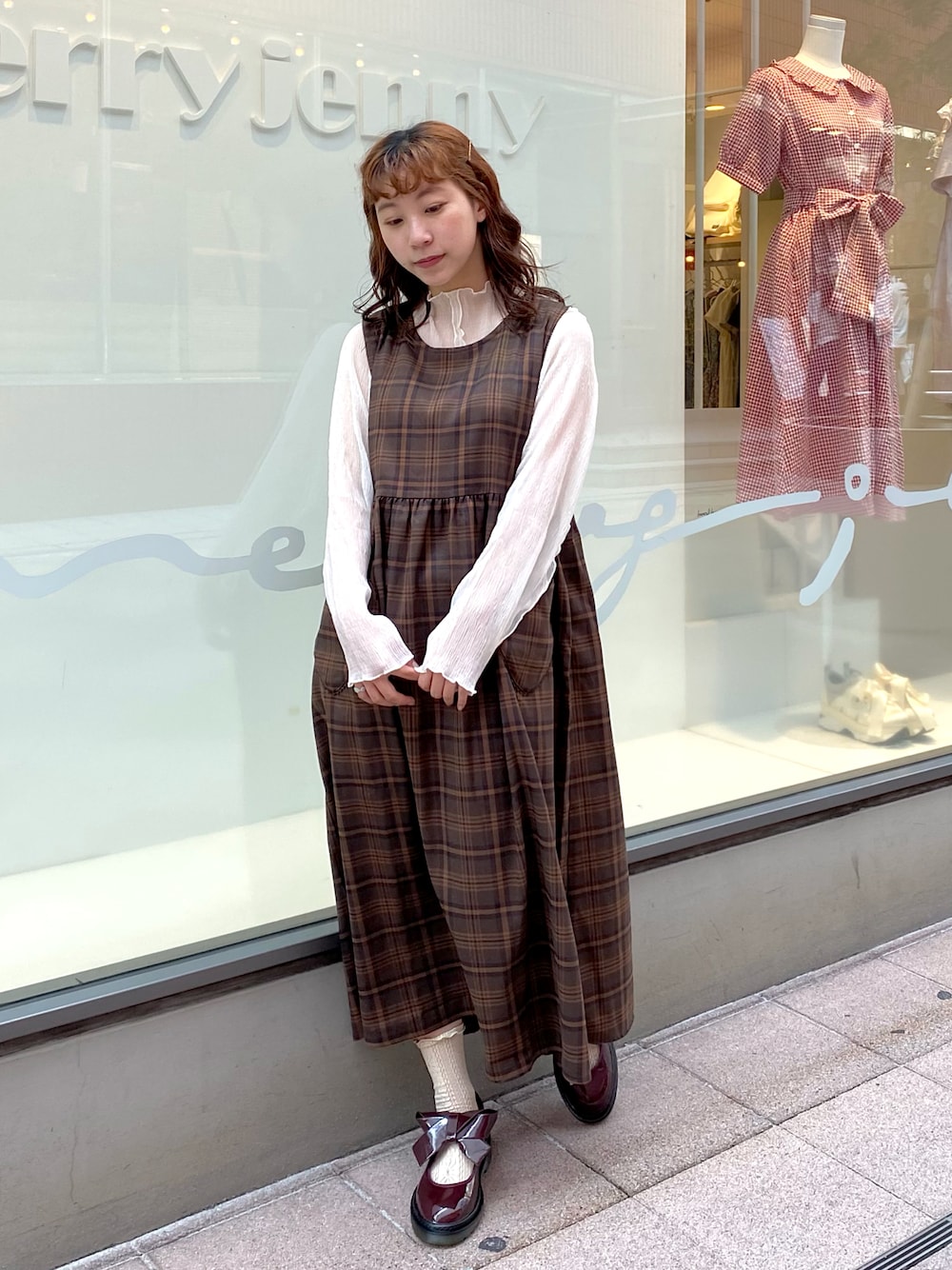 ブラウン系のワンピース、レッド系のその他シューズを着用したレディースの夏コーディネートの1枚目の写真